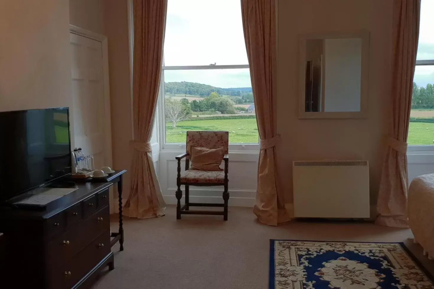 Seating area, TV/Entertainment Center in Longworth Hall Hotel