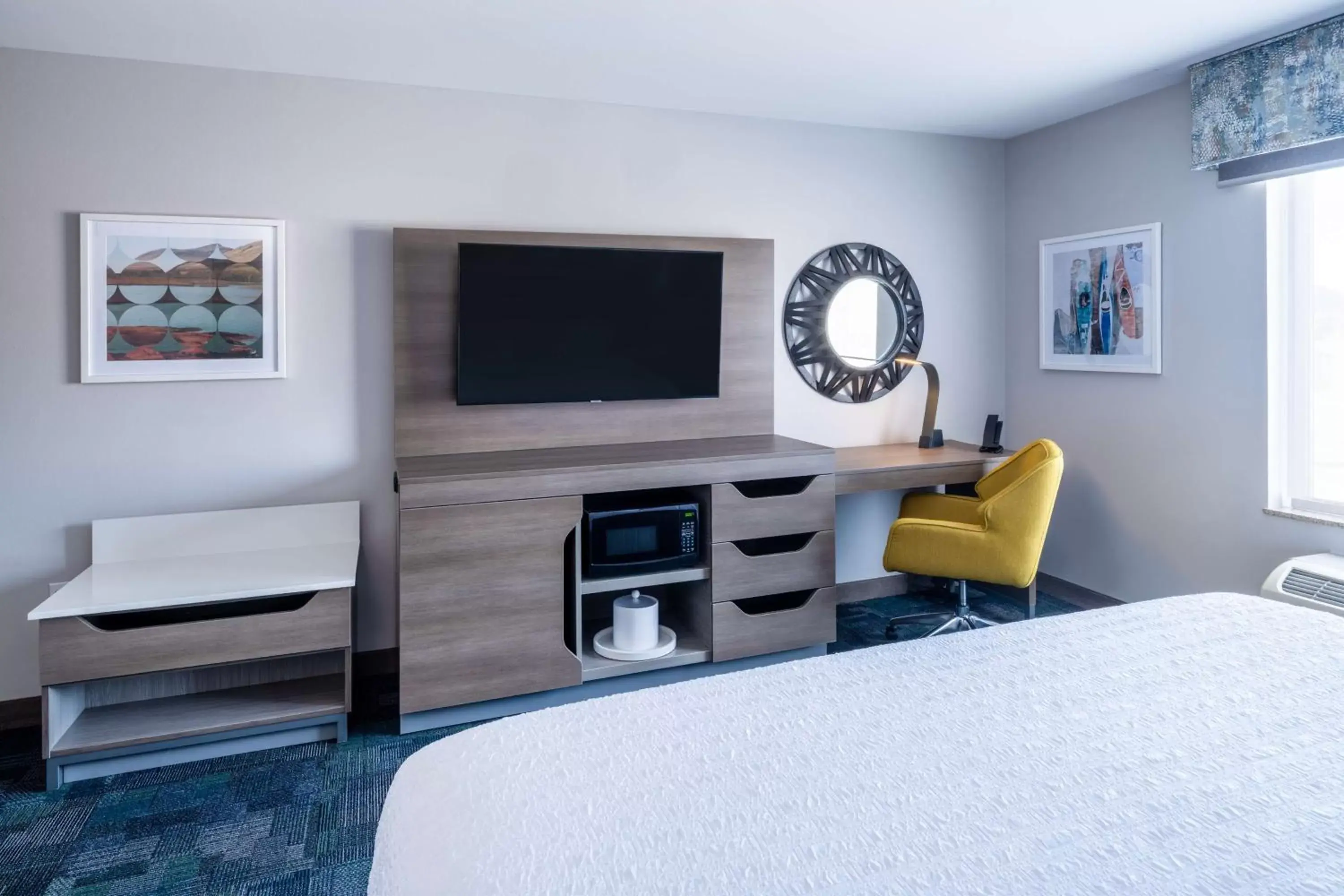 Bedroom, TV/Entertainment Center in Hampton Inn & Suites Salida, CO
