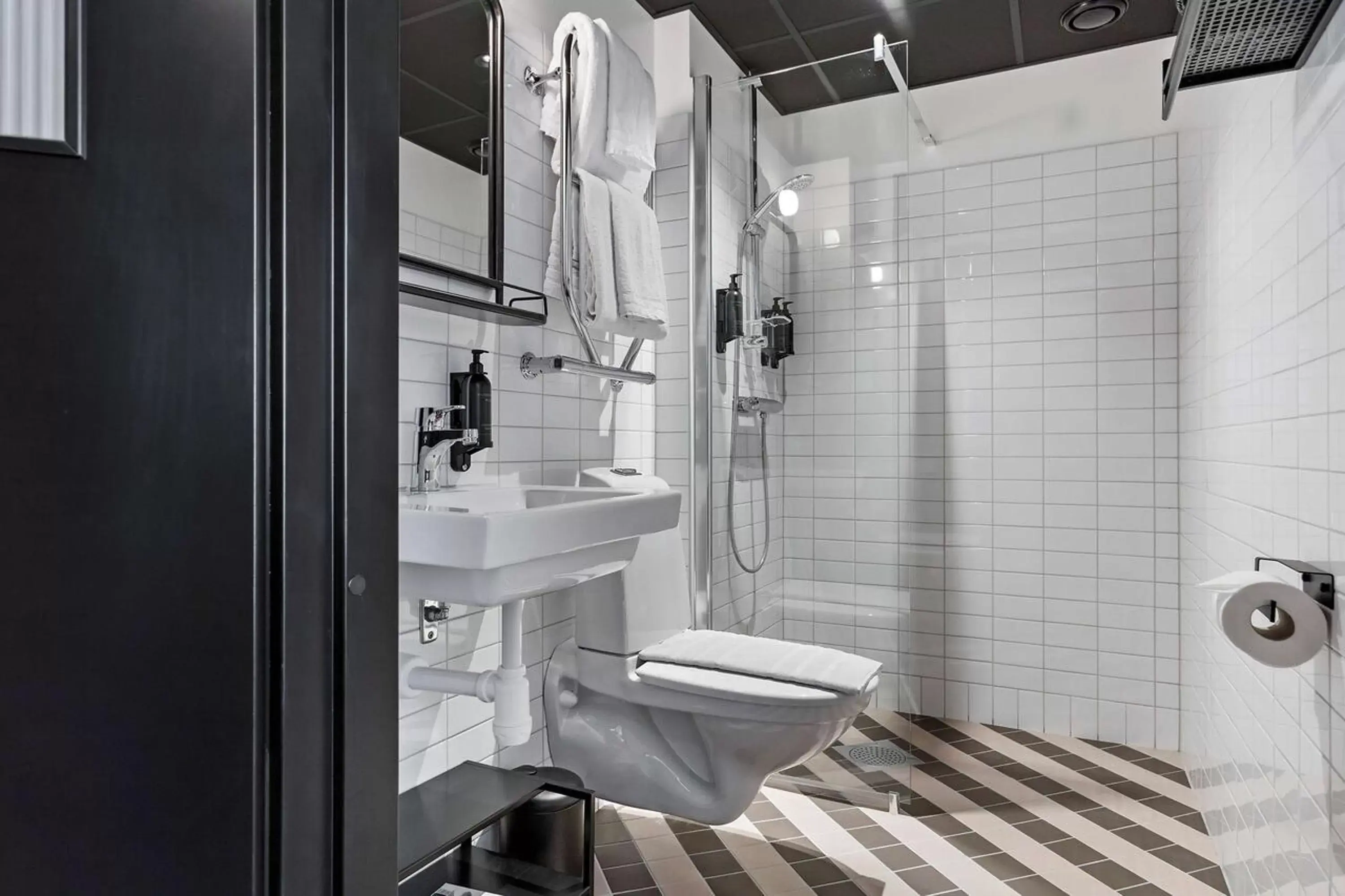 Shower, Bathroom in Hotel Giò; BW Signature Collection