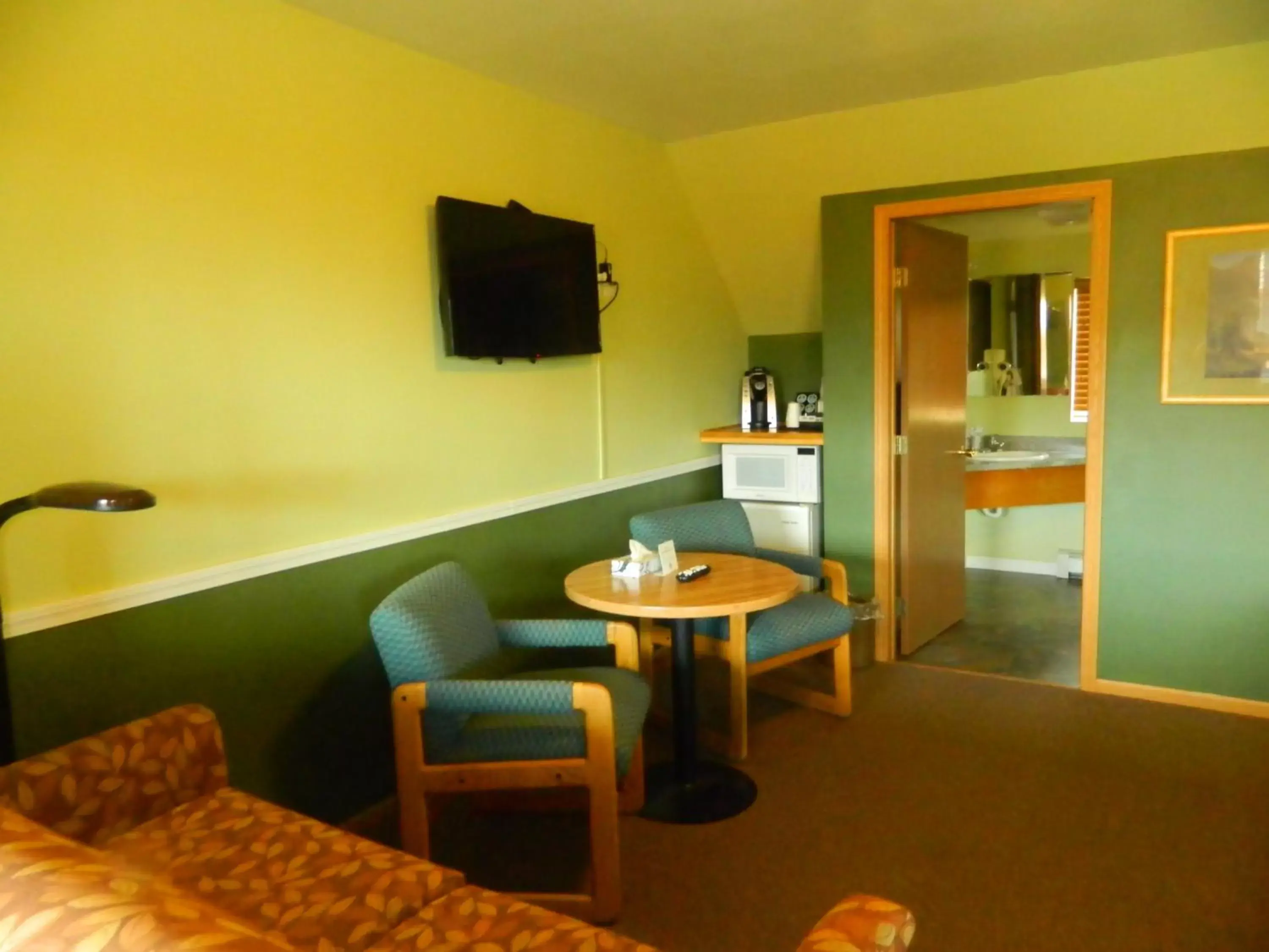 Seating area, TV/Entertainment Center in Country Motor Inn