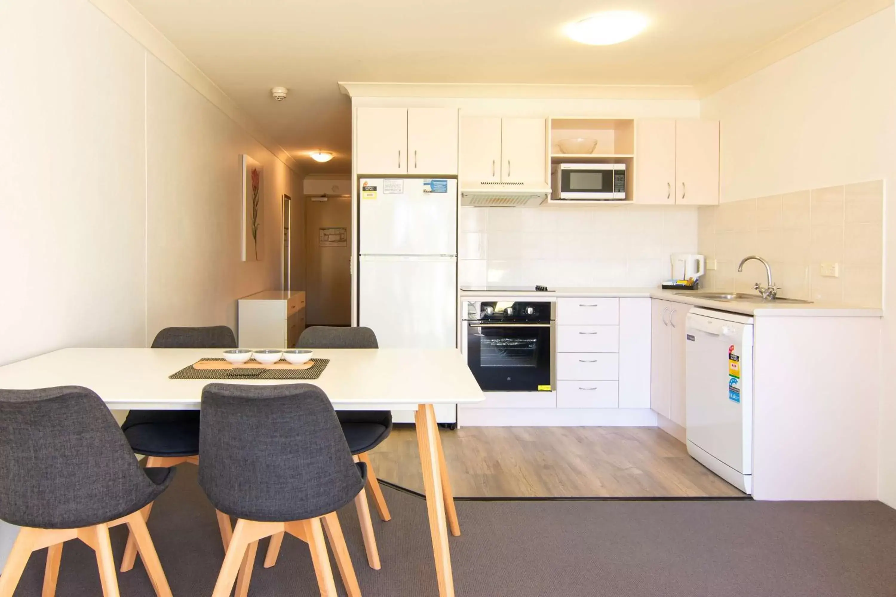 Bedroom, Kitchen/Kitchenette in Rydges Horizons Snowy Mountains