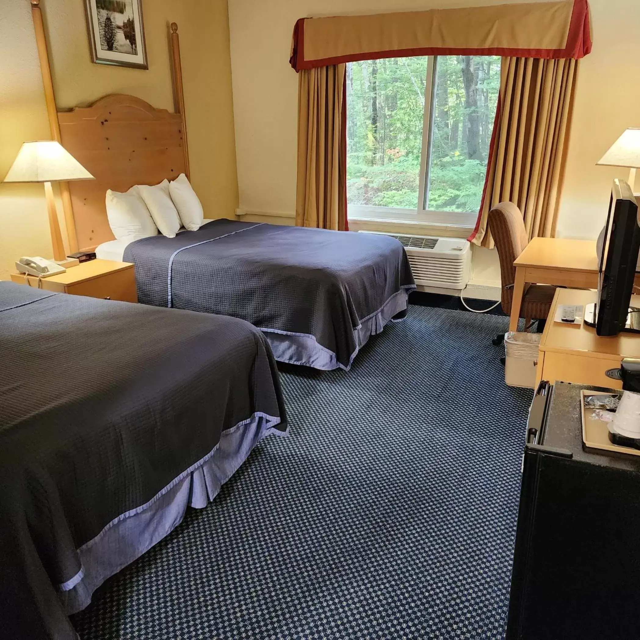 Bed in Katahdin Inn & Suites