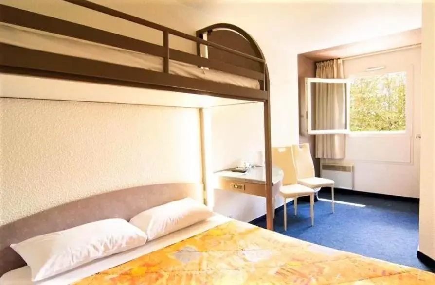 Bed in HOTEL LES GENS DE MER EGG HOTEL Dieppe