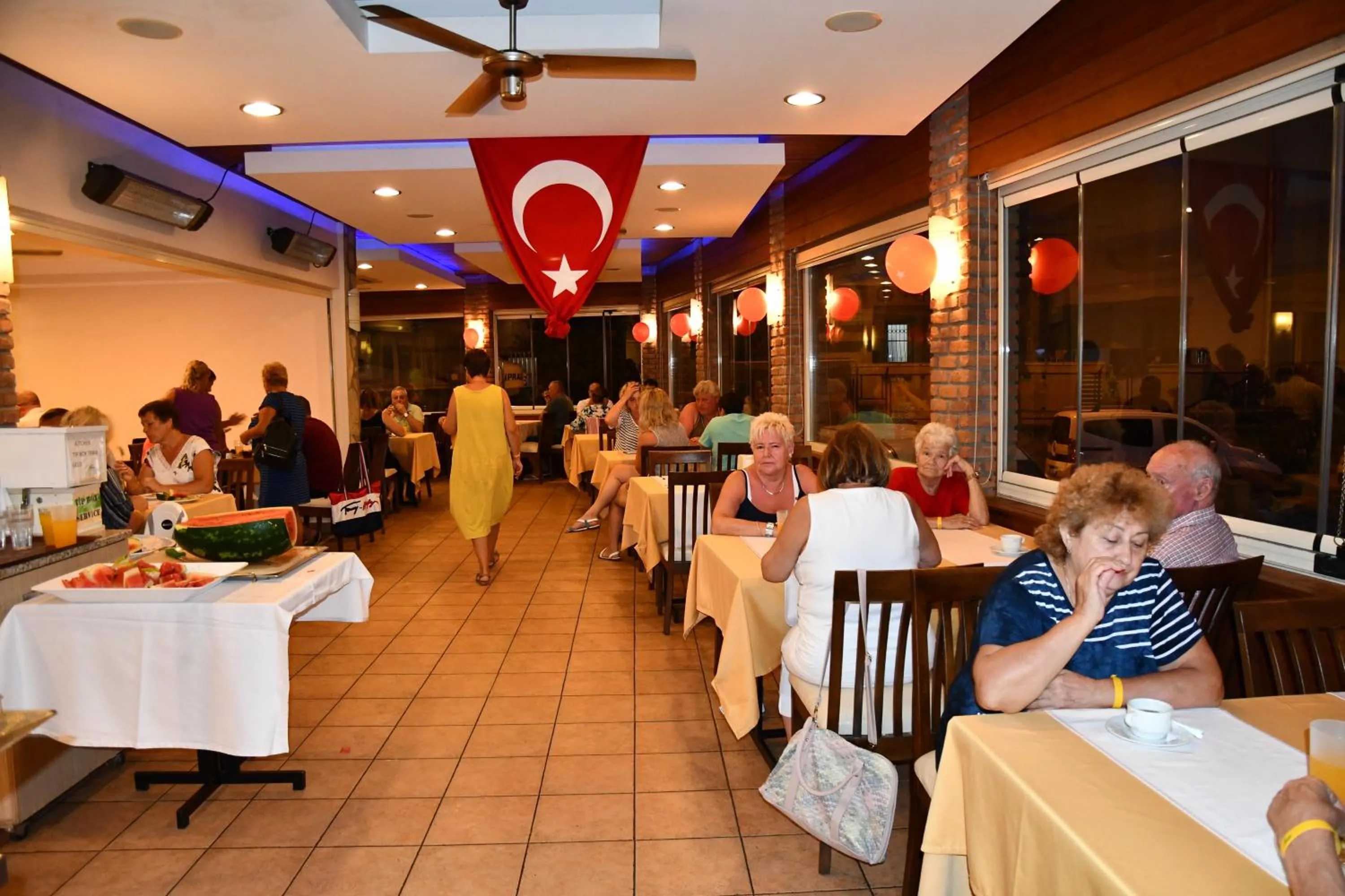 Restaurant/places to eat in Remi Hotel