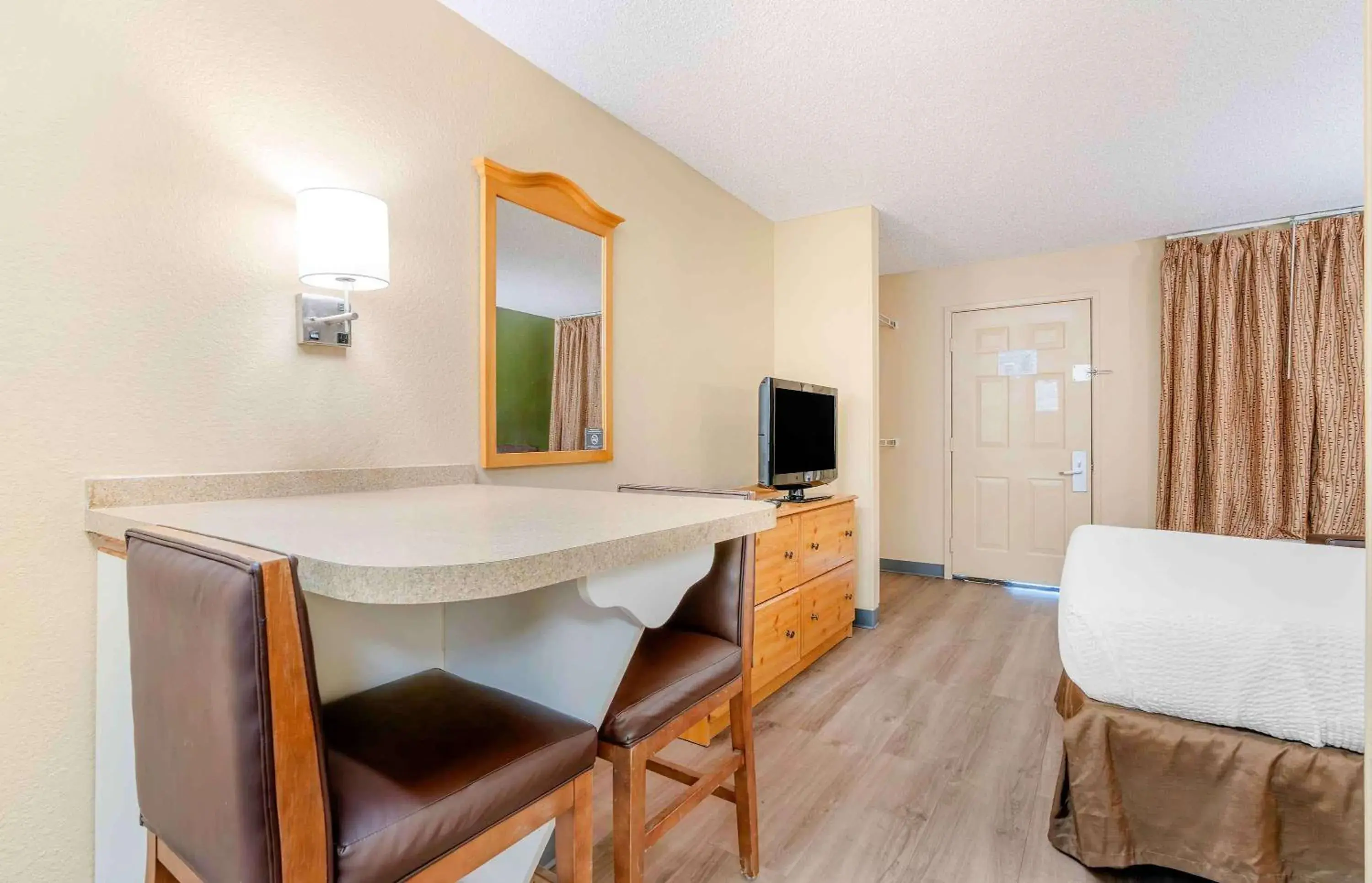 Bedroom, Dining Area in Extended Stay America Suites - Portland - Tigard