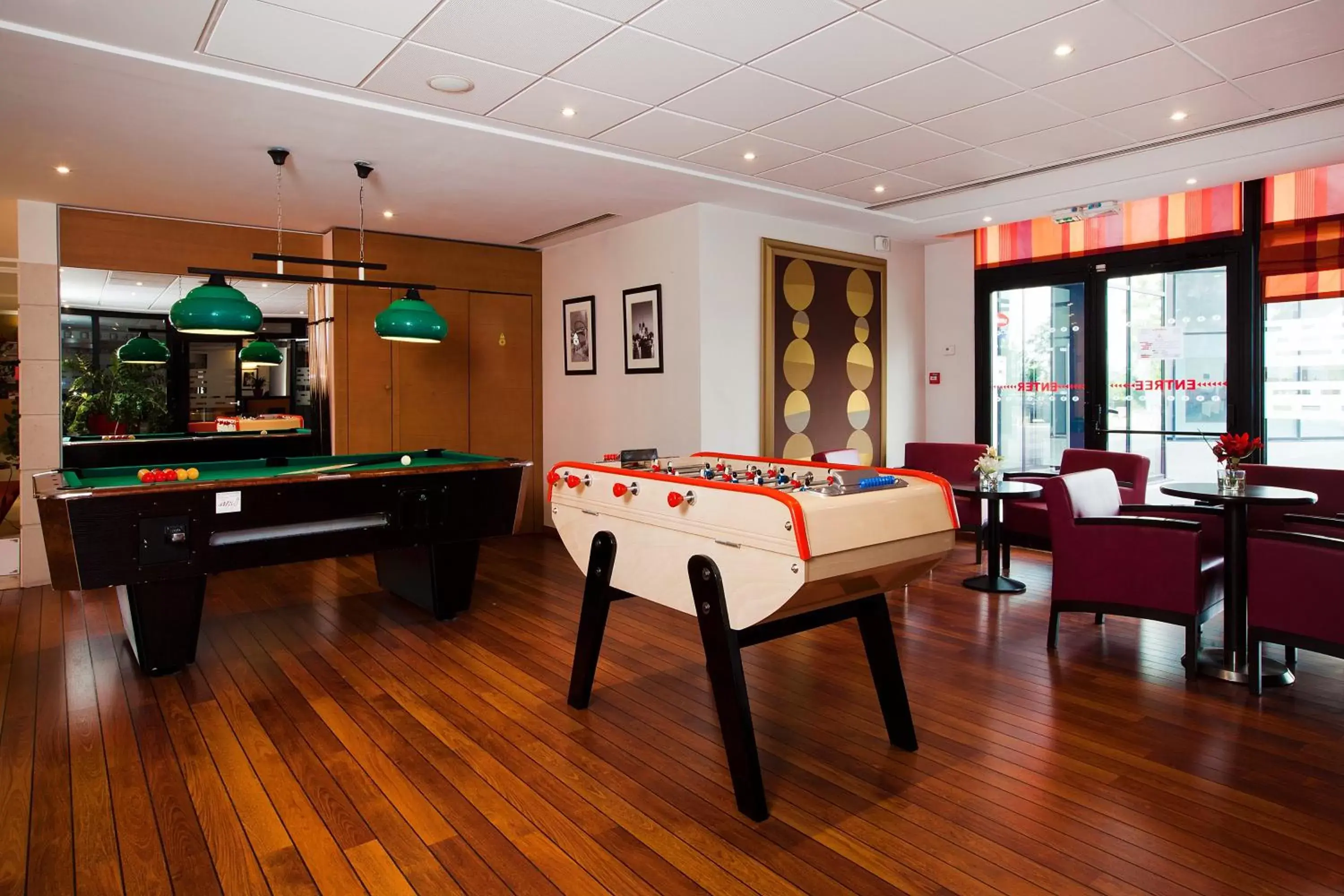 Communal lounge/ TV room, Billiards in Residhome Val d'Europe