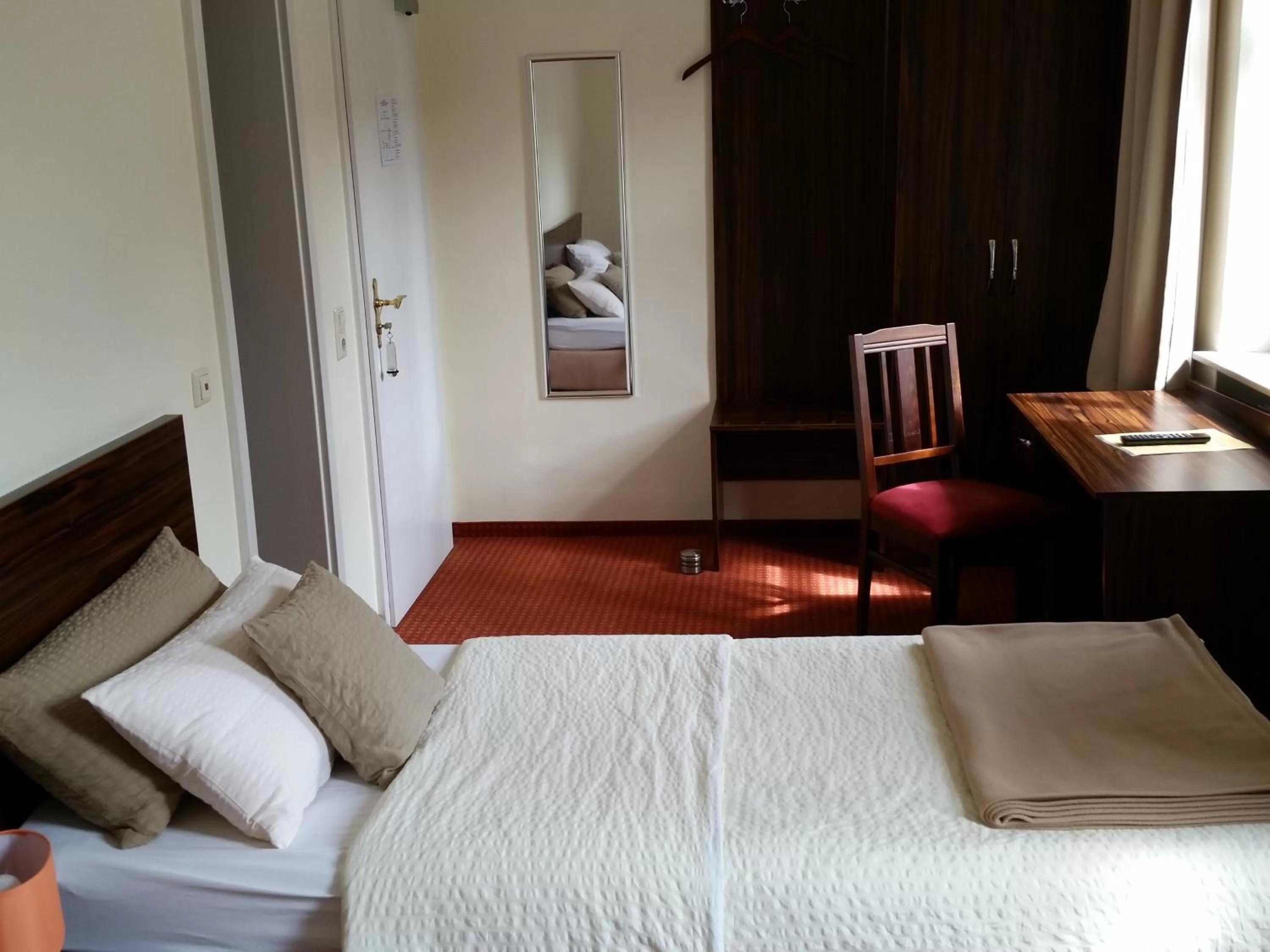 Photo of the whole room, Bed in Linde Restaurant & Hotel