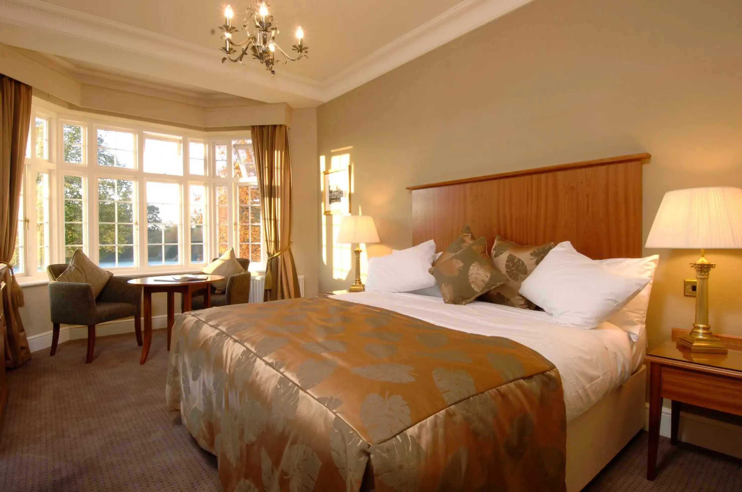 Bed in Grovefield House Hotel