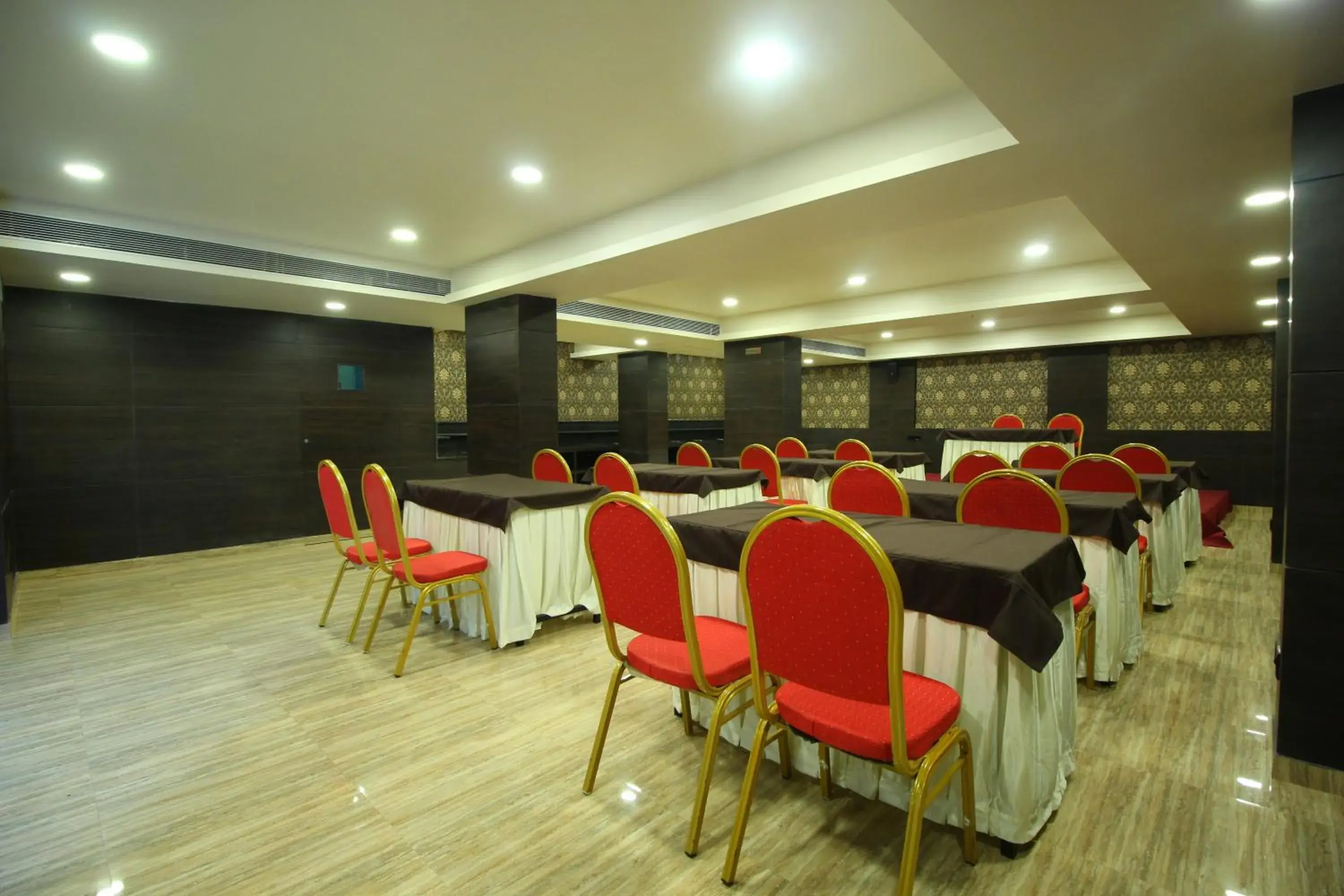 Business facilities, Restaurant/Places to Eat in Central Beacon Hotel