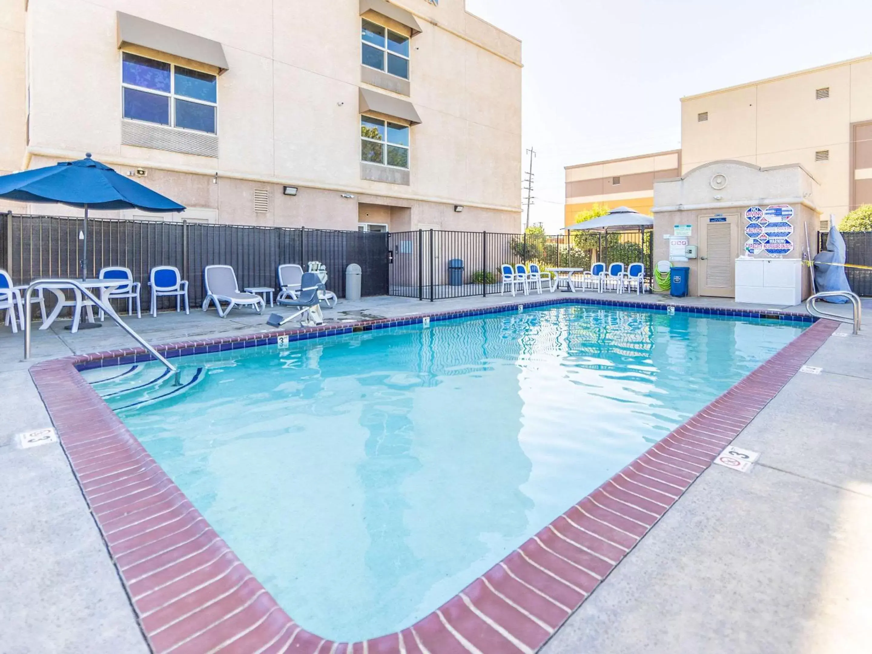 Swimming Pool in Comfort Inn Hanford Lemoore