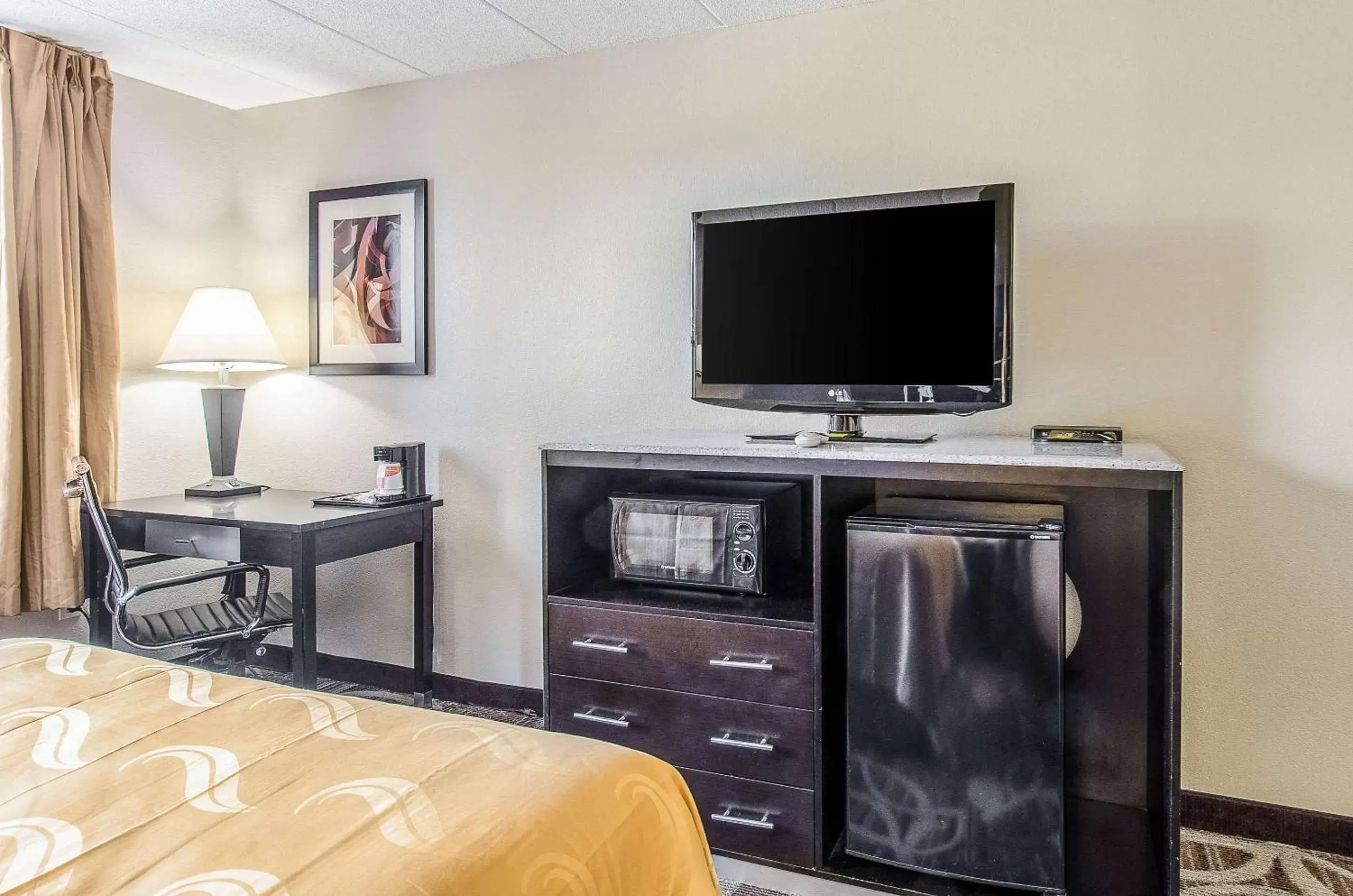 Photo of the whole room, TV/Entertainment Center in Quality Inn Middleboro-Plymouth