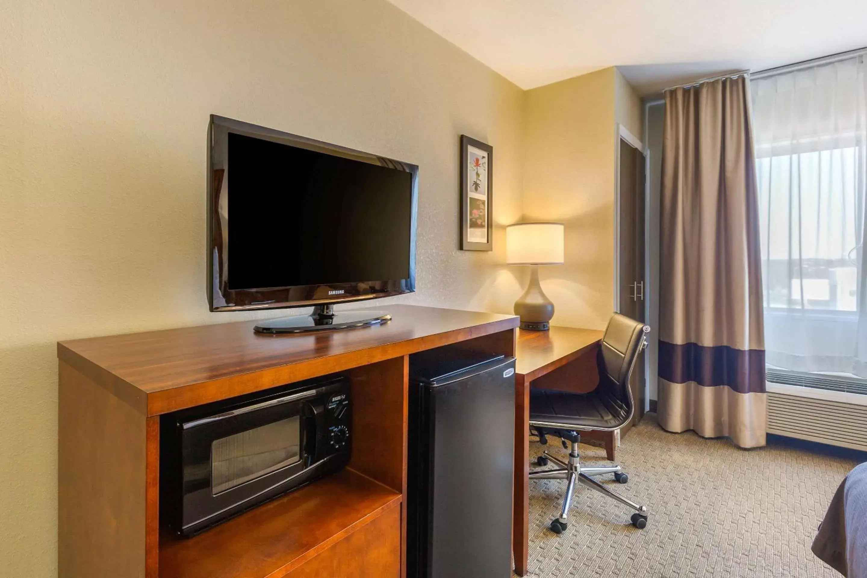 Photo of the whole room, TV/Entertainment Center in Comfort Inn Red Horse Frederick