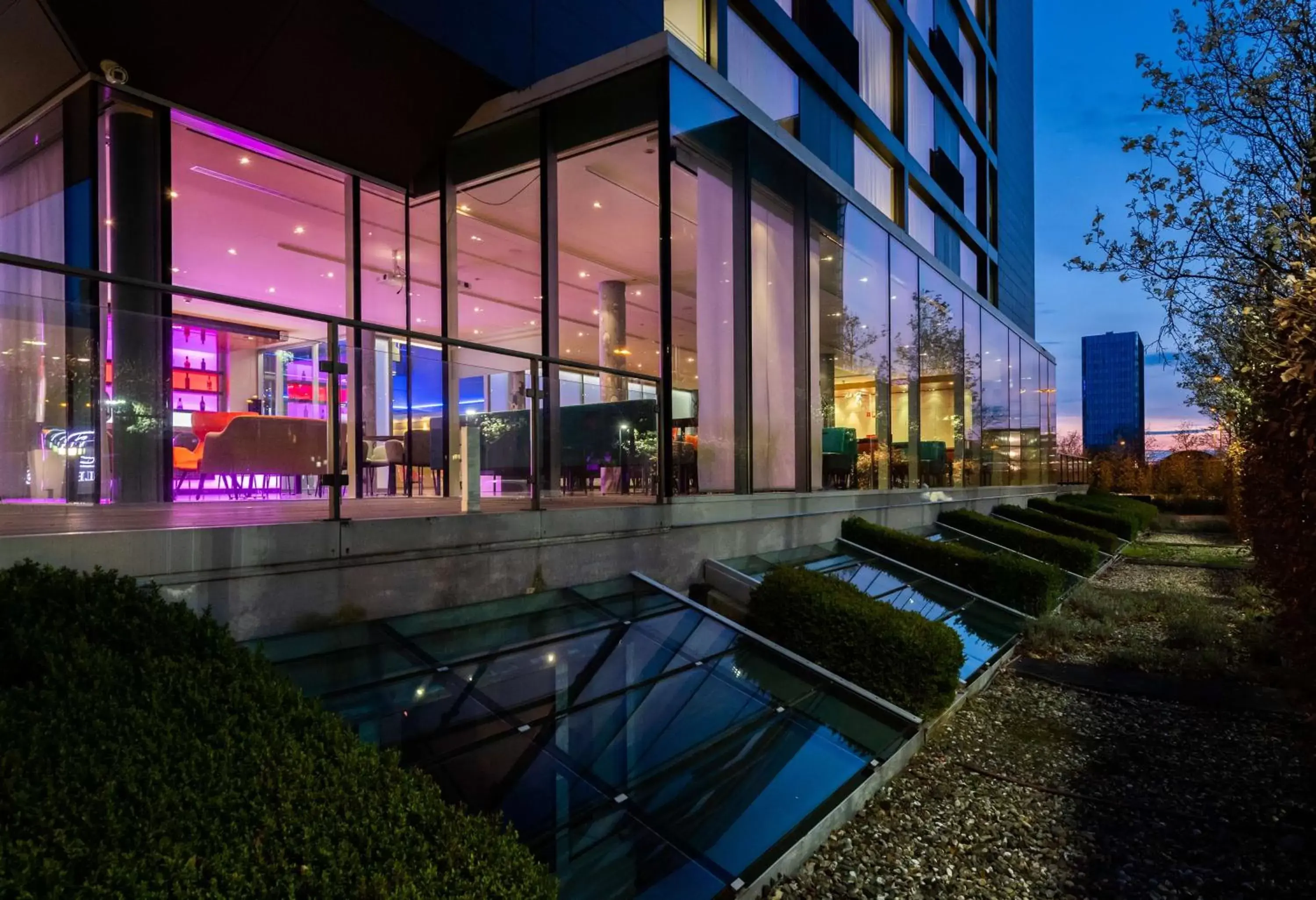 Property building, Swimming Pool in DoubleTree by Hilton Frankfurt Niederrad