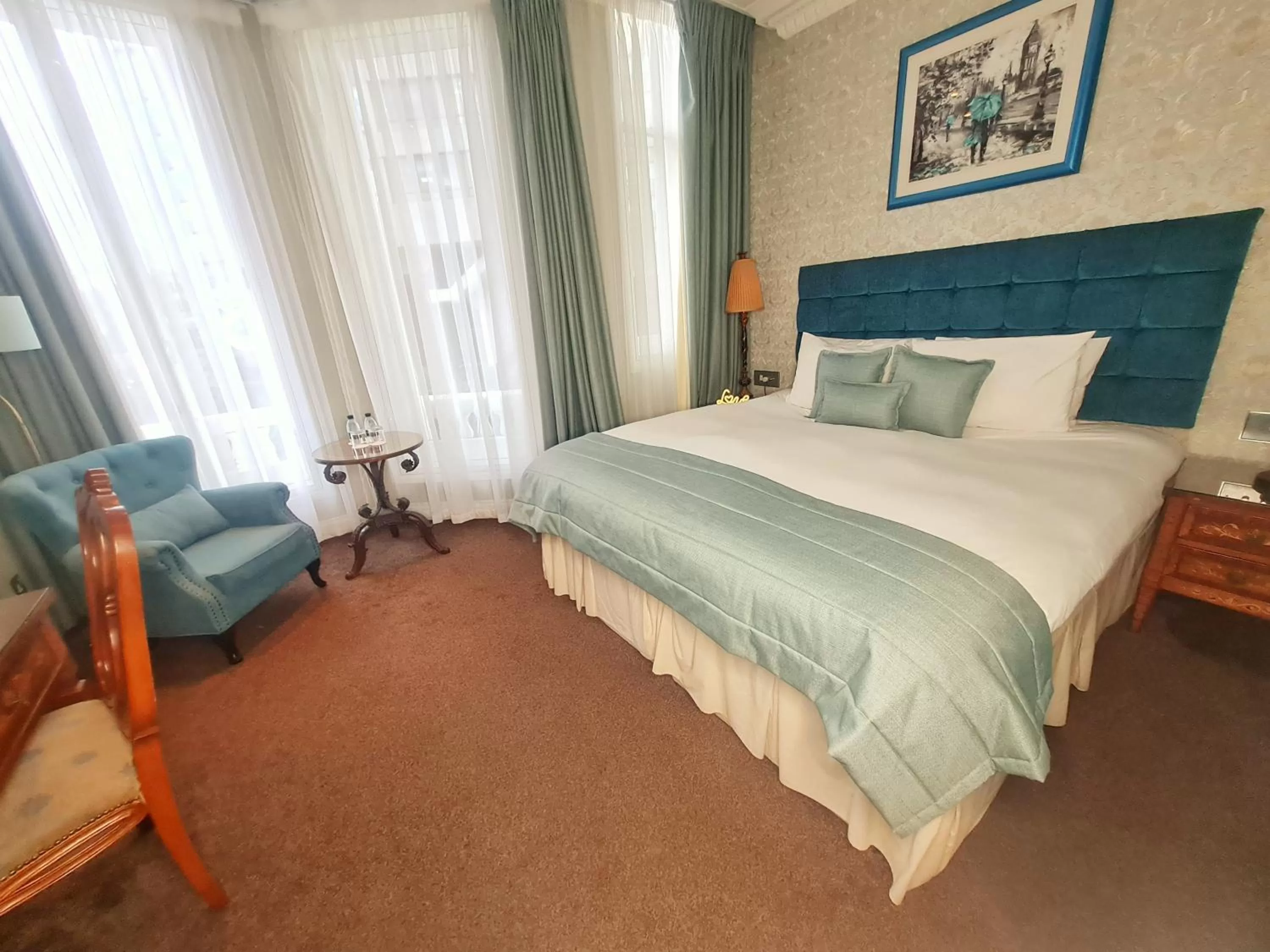 Photo of the whole room, Bed in Ashburn Hotel