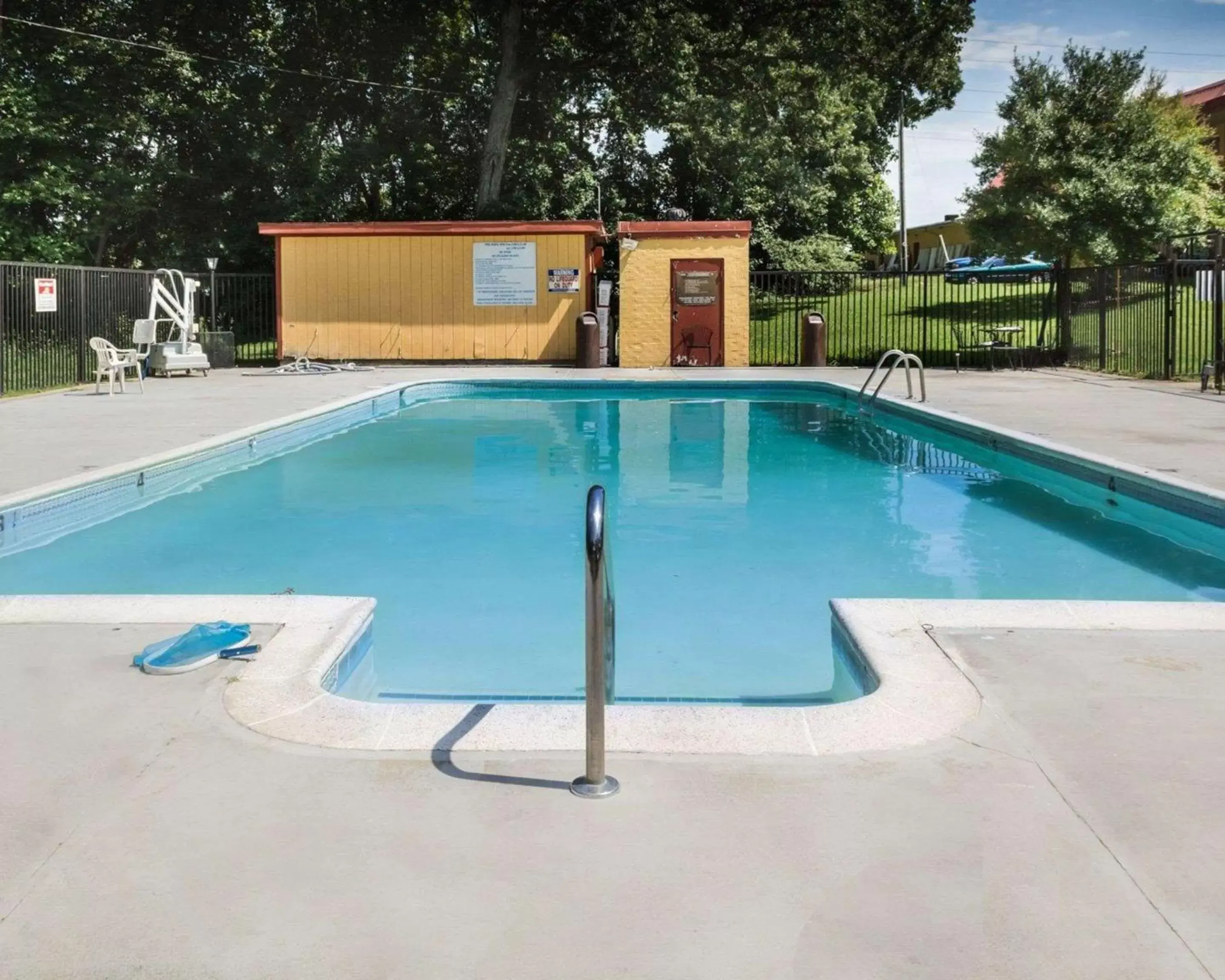 Swimming Pool in Rodeway Inn Colonial Heights I-95