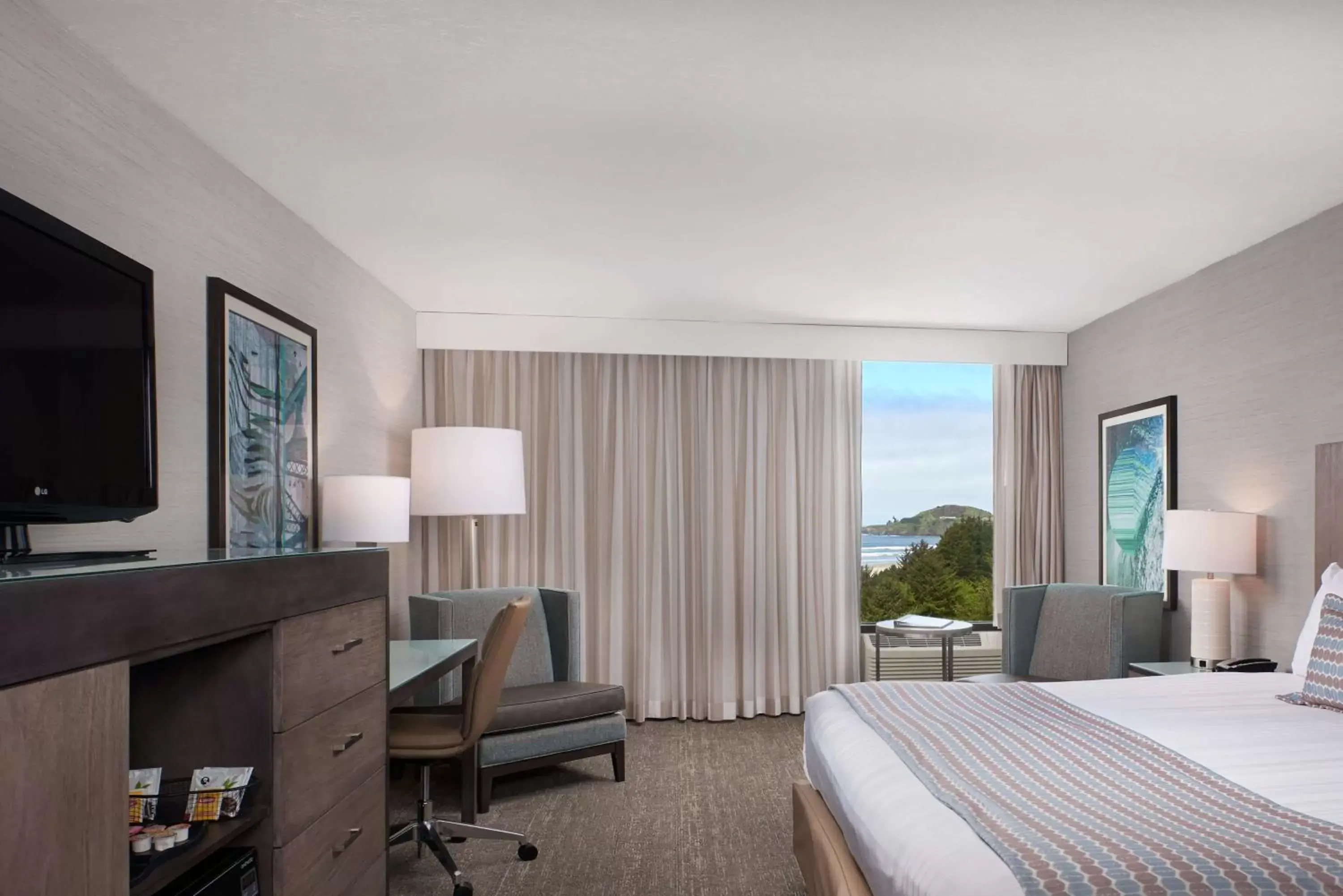 Photo of the whole room, TV/Entertainment Center in Best Western Plus Agate Beach Inn