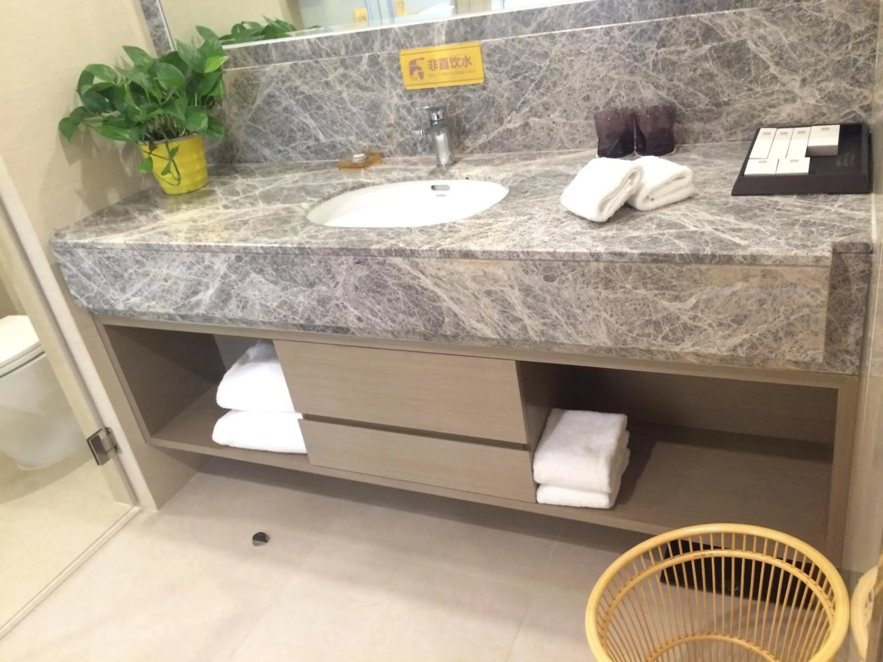 Bathroom in Shenzhen Baoan PLUS Gems Cube Hotel                                                             