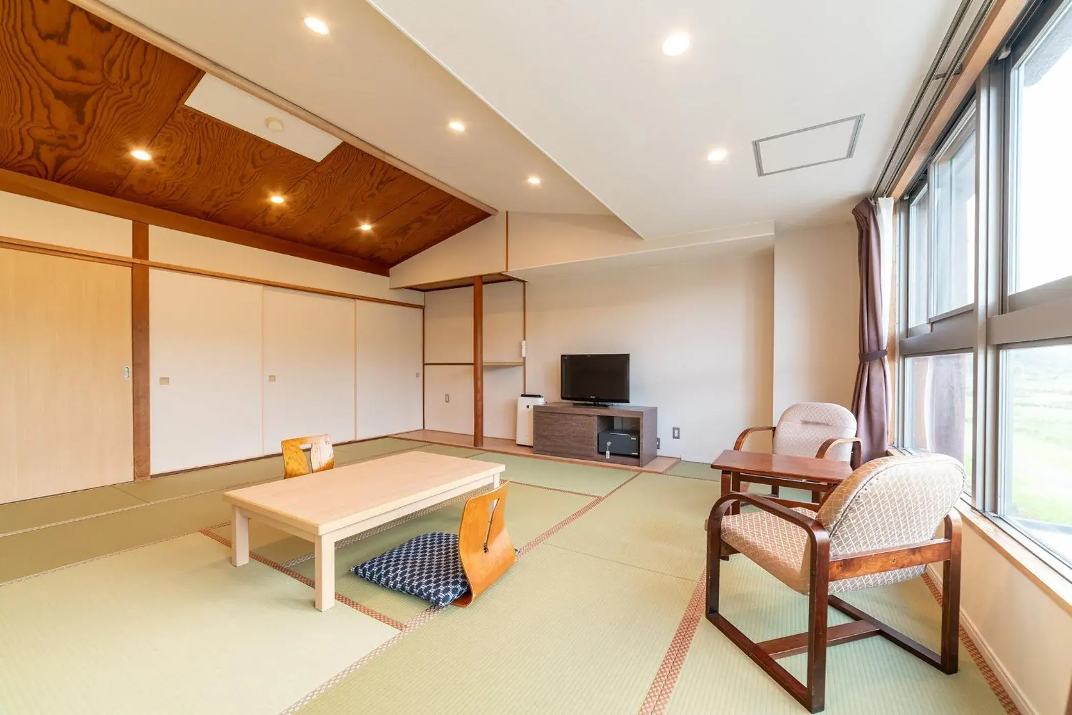 Photo of the whole room, Seating Area in Ooedo Onsen Monogatari Kinosaki