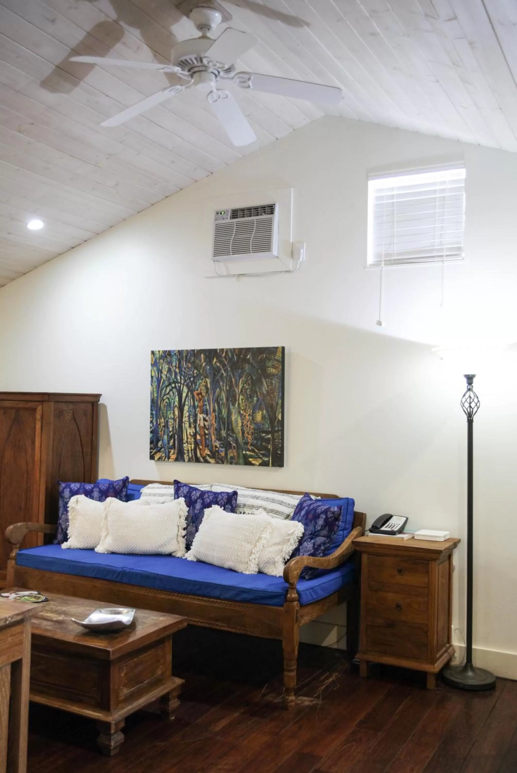 Seating area, Bed in Paia Inn