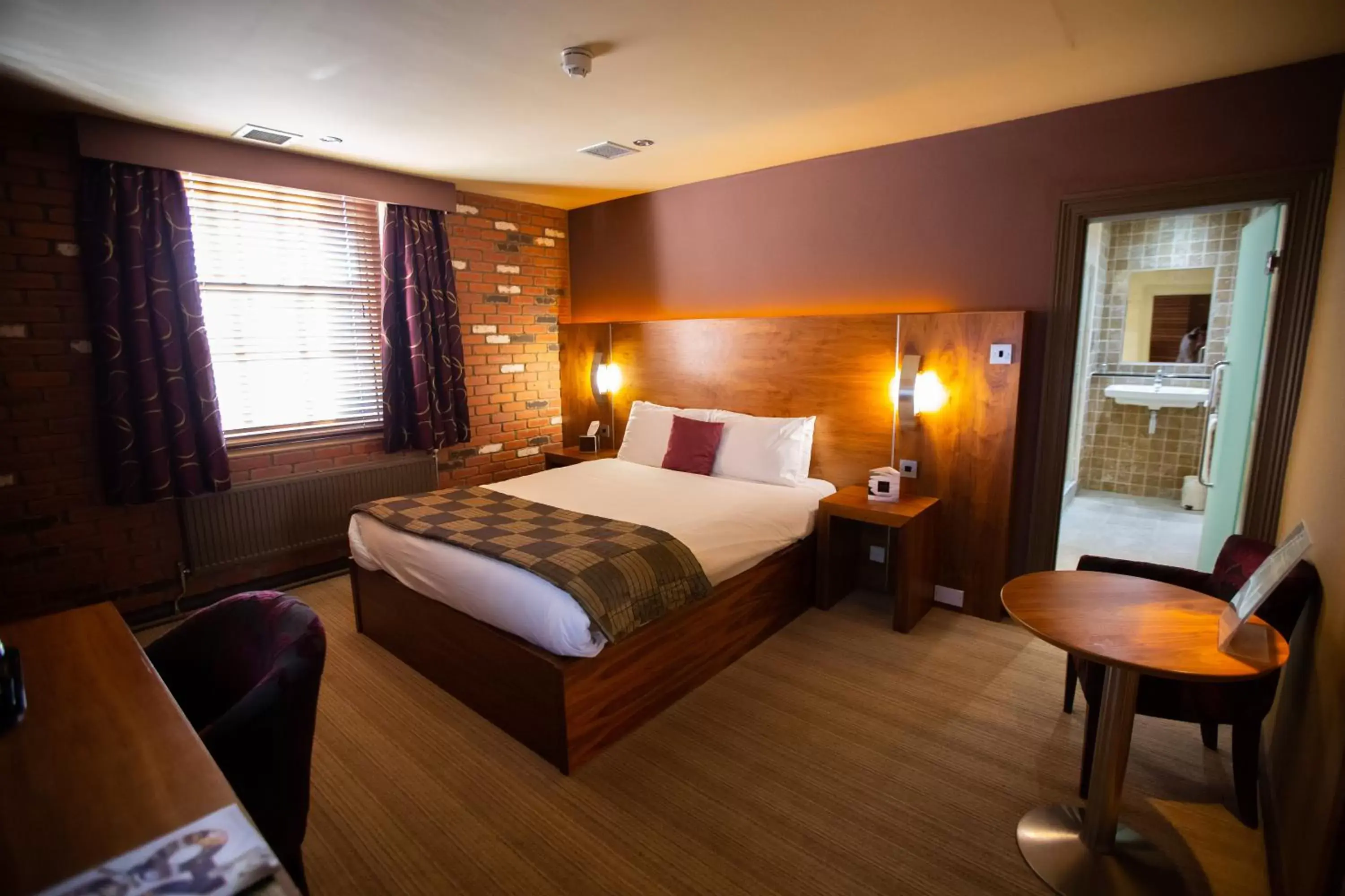 Bed in The Crown Hotel Bawtry-Doncaster