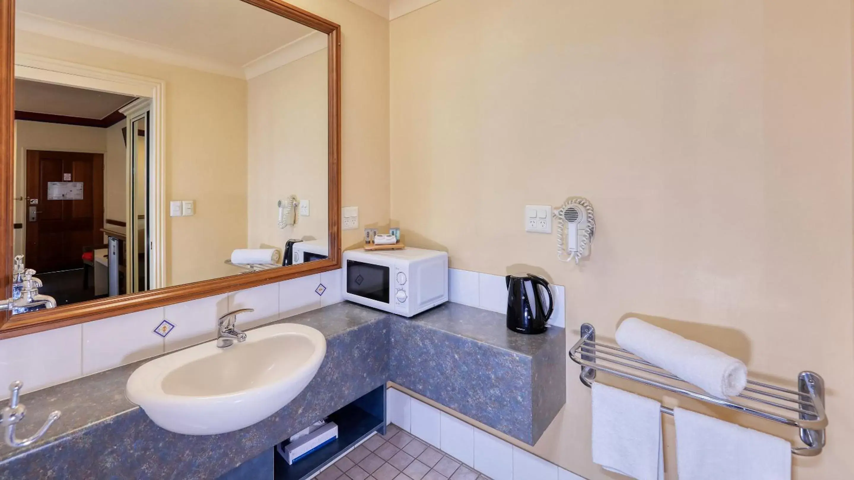 Bathroom in Dalby Homestead Motel
