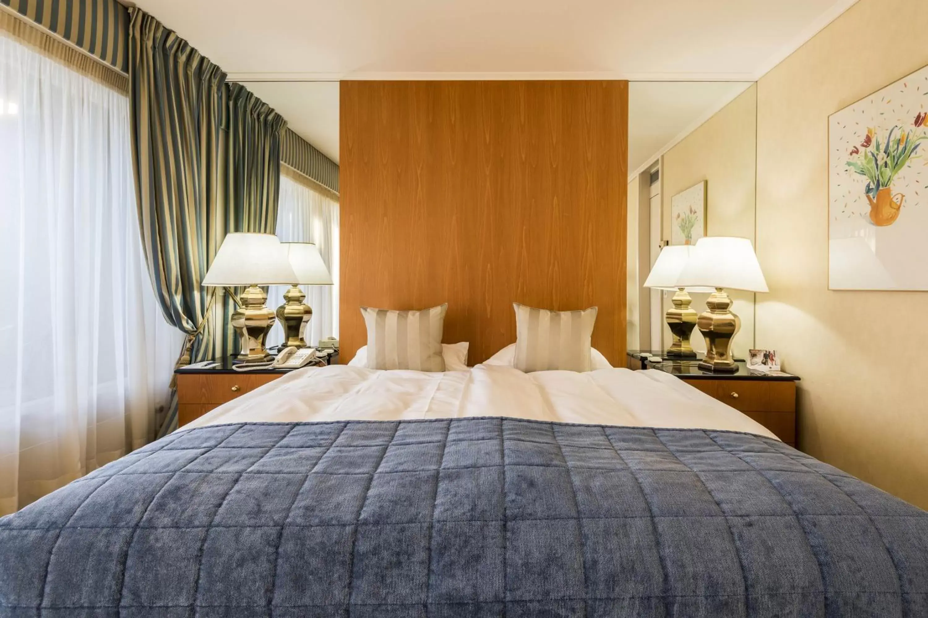 Bedroom, Bed in Royal Plaza Montreux