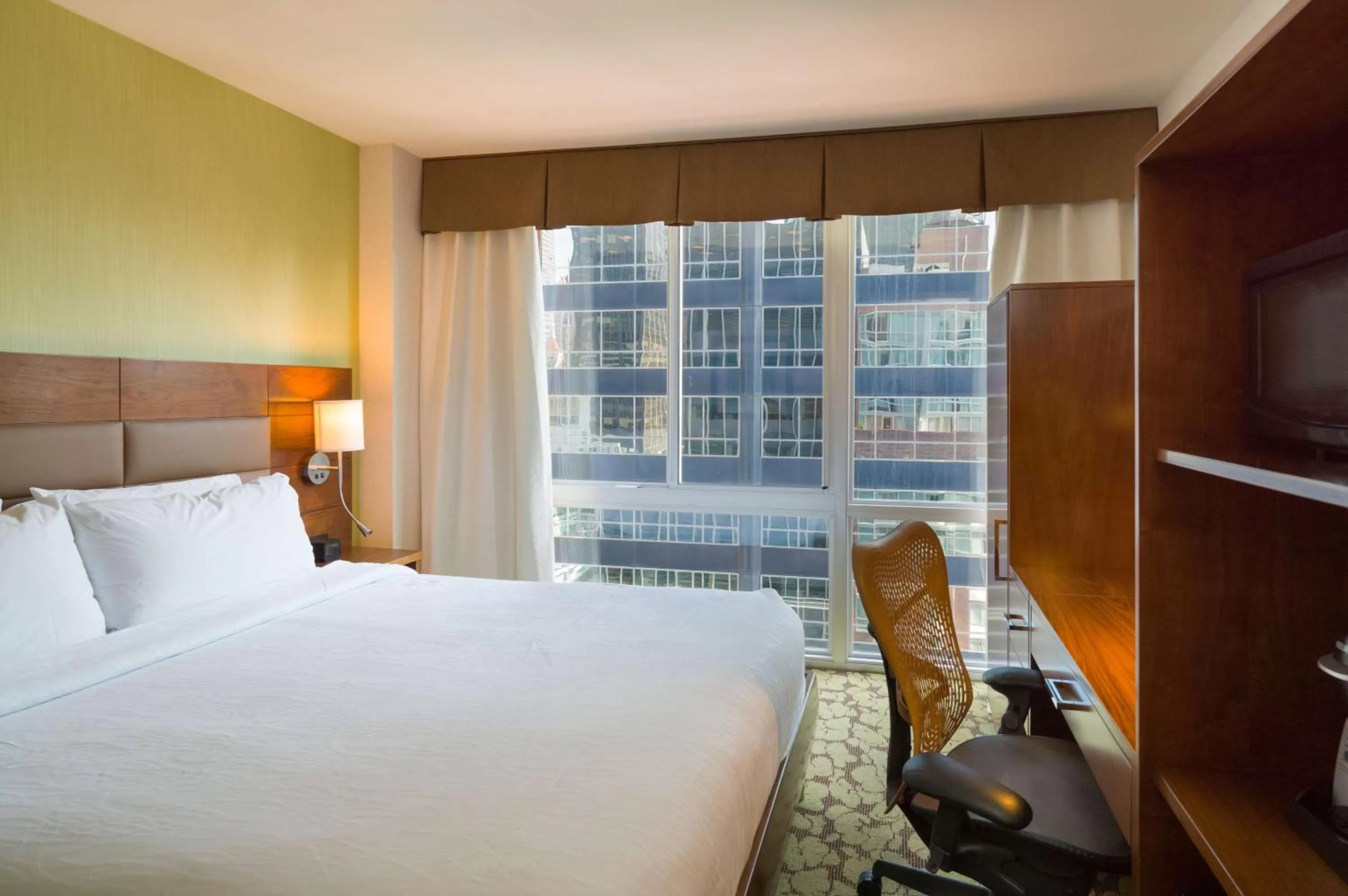 Bedroom, Bed in Hilton Garden Inn New York Manhattan Midtown East