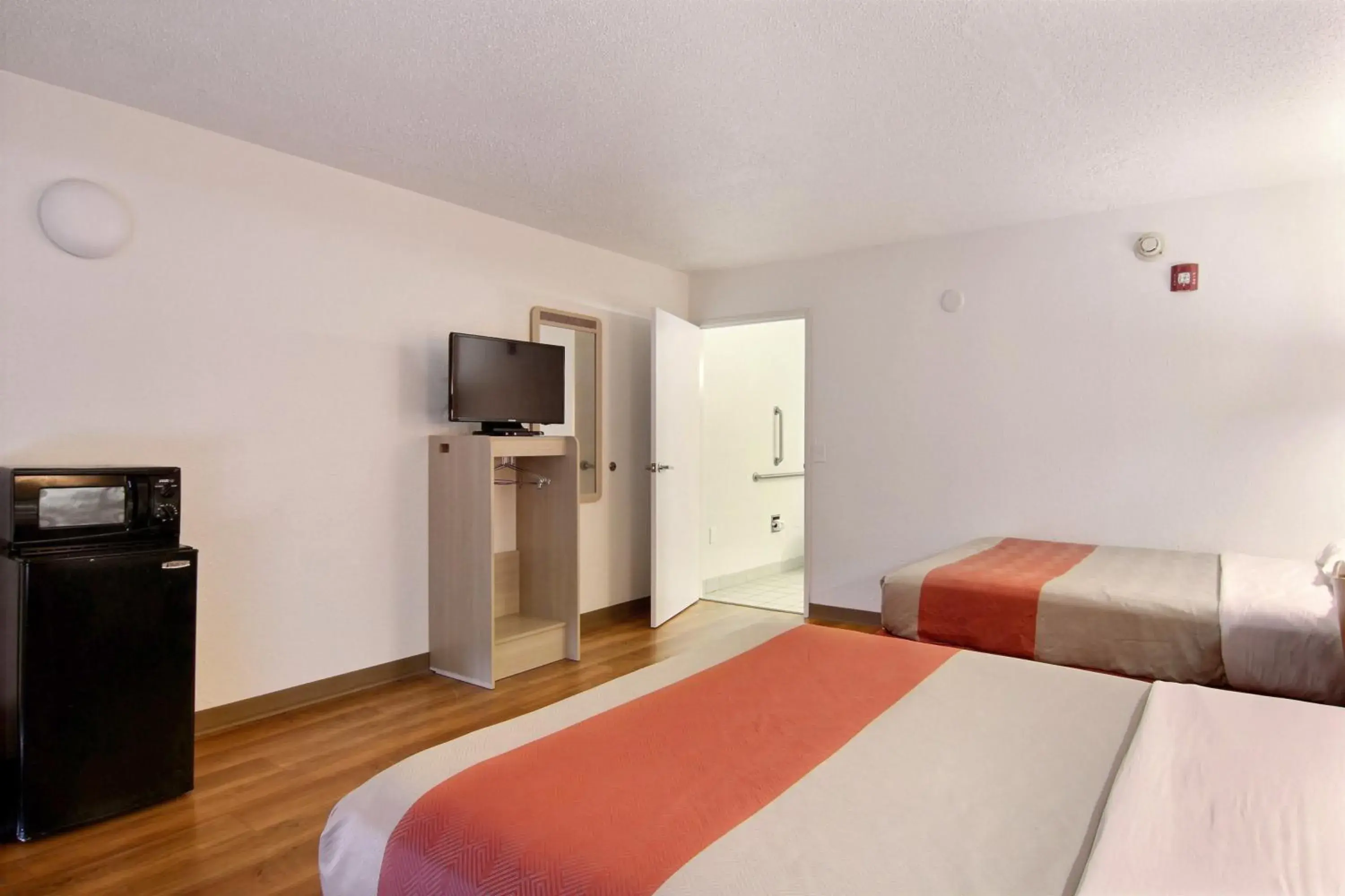 Bedroom, Bed in Motel 6-Middleburg Heights, OH - Cleveland