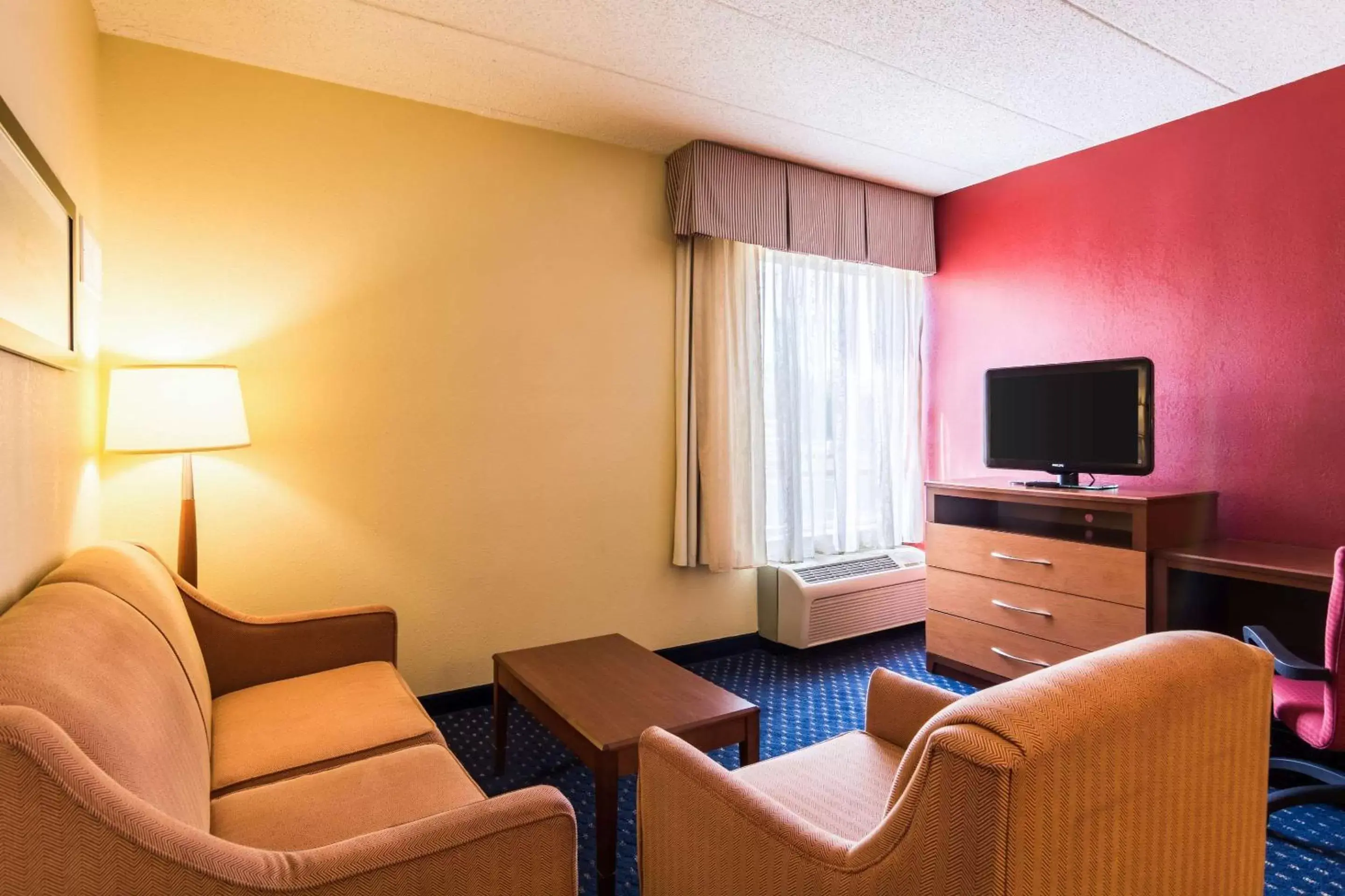 Photo of the whole room, Seating Area in Comfort Inn Washington DC Joint Andrews AFB