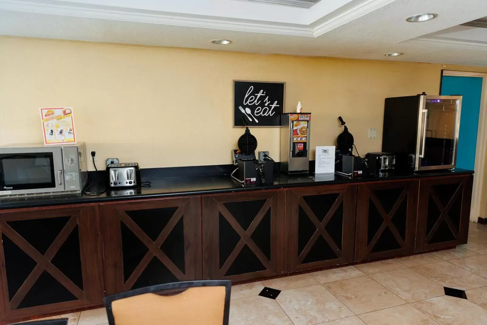 Breakfast, Lobby/Reception in Garnet Inn & Suites, Orlando