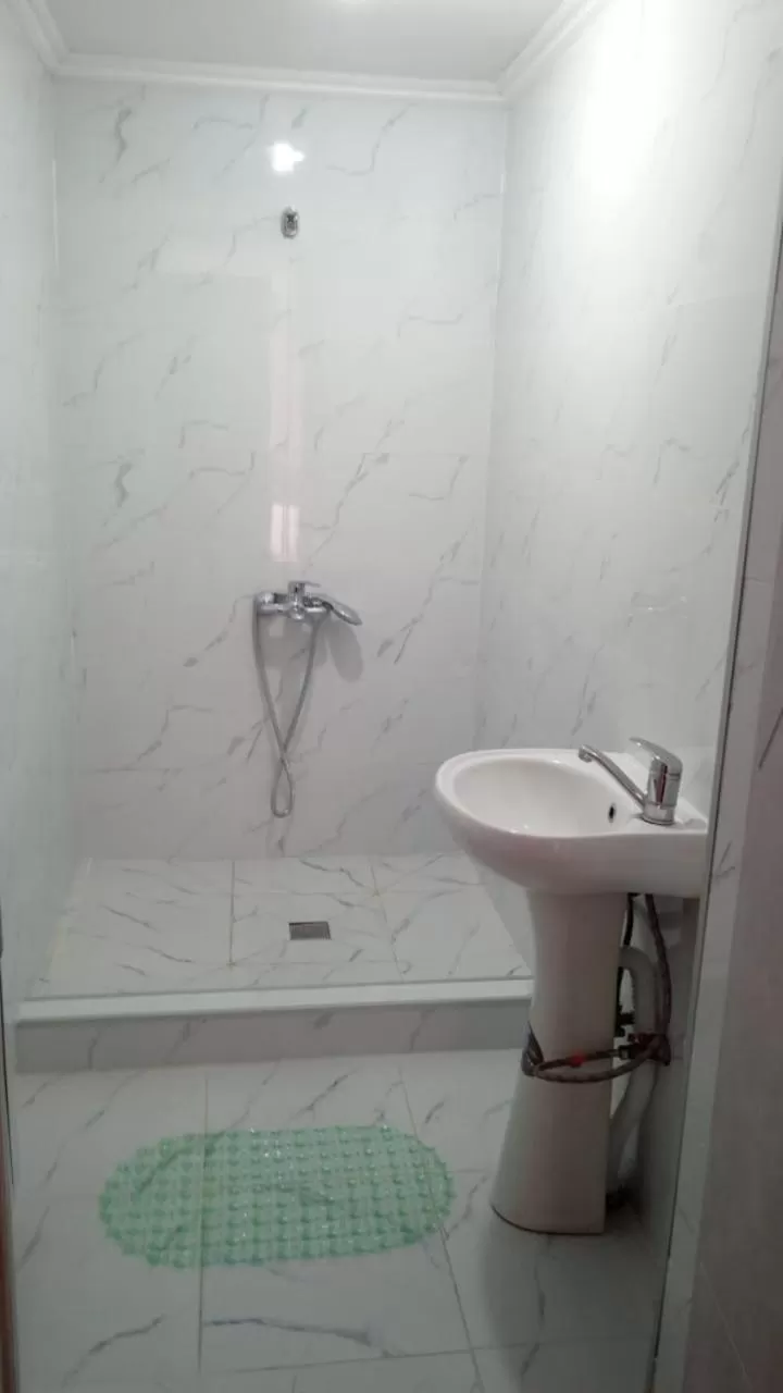 Shower in Railway Hotel