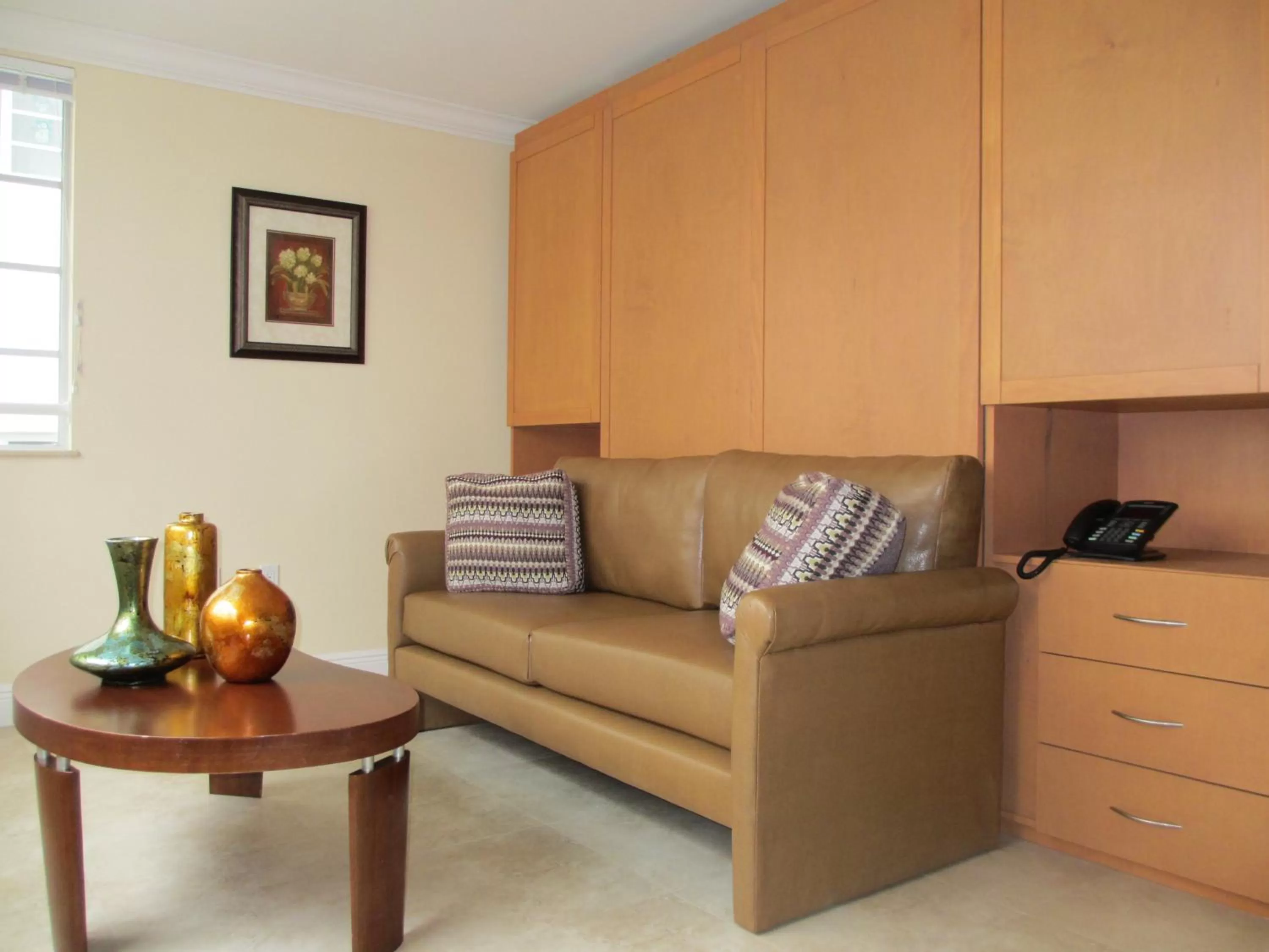 Bed, Seating Area in Westover Arms Hotel