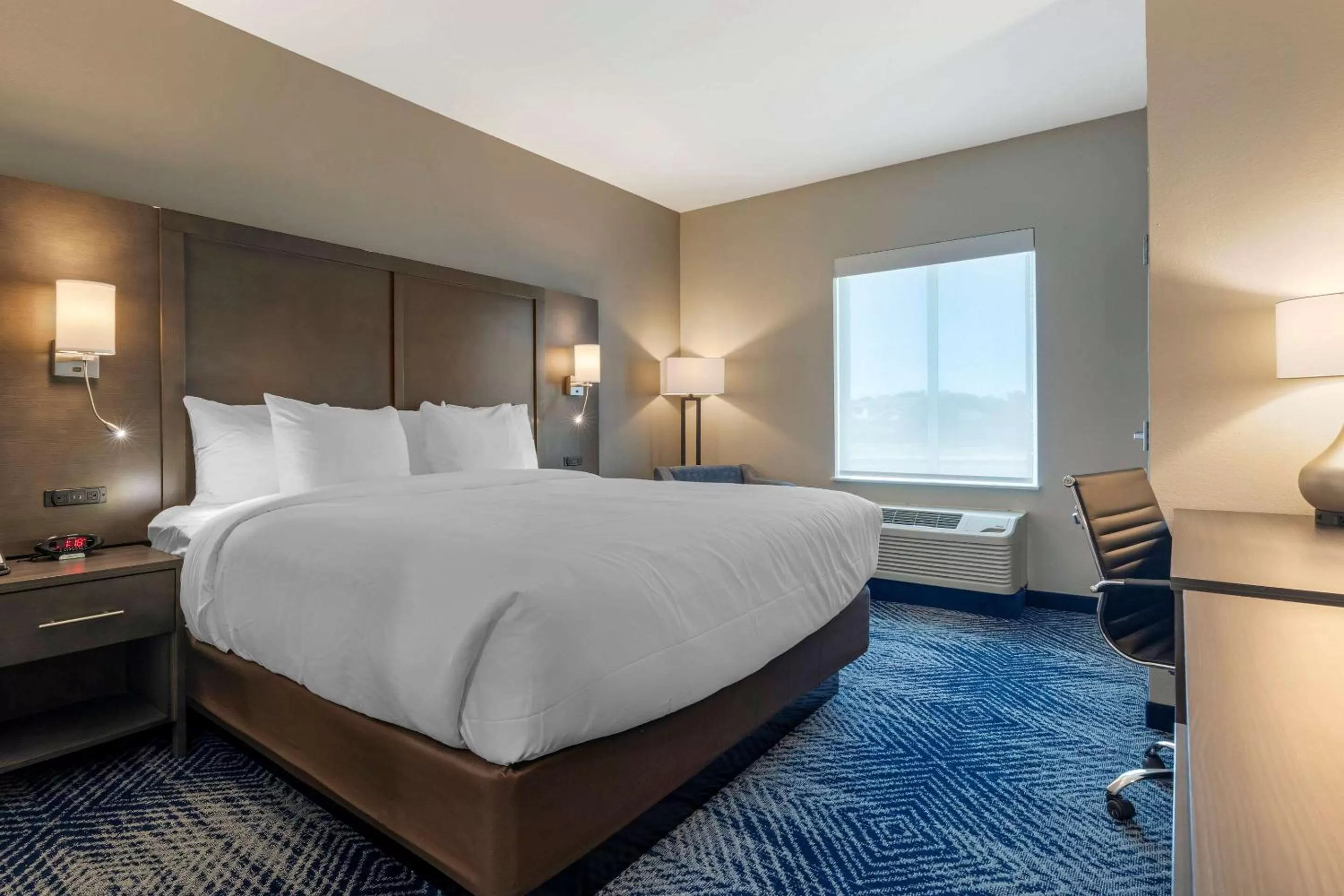 Photo of the whole room, Bed in Comfort Inn & Suites Balch Springs - SE Dallas