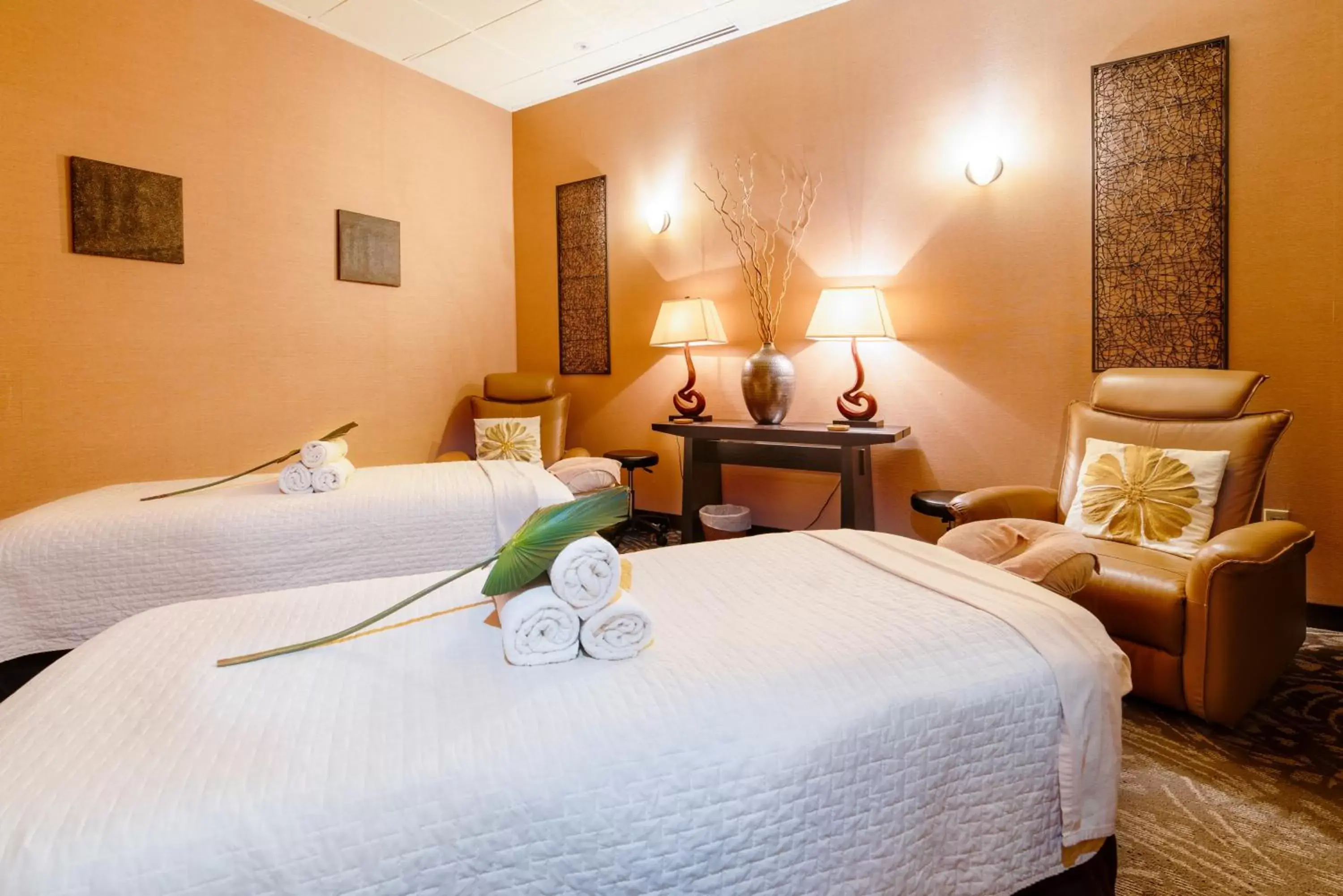 Massage, Bed in Miyako Hybrid Hotel Torrance