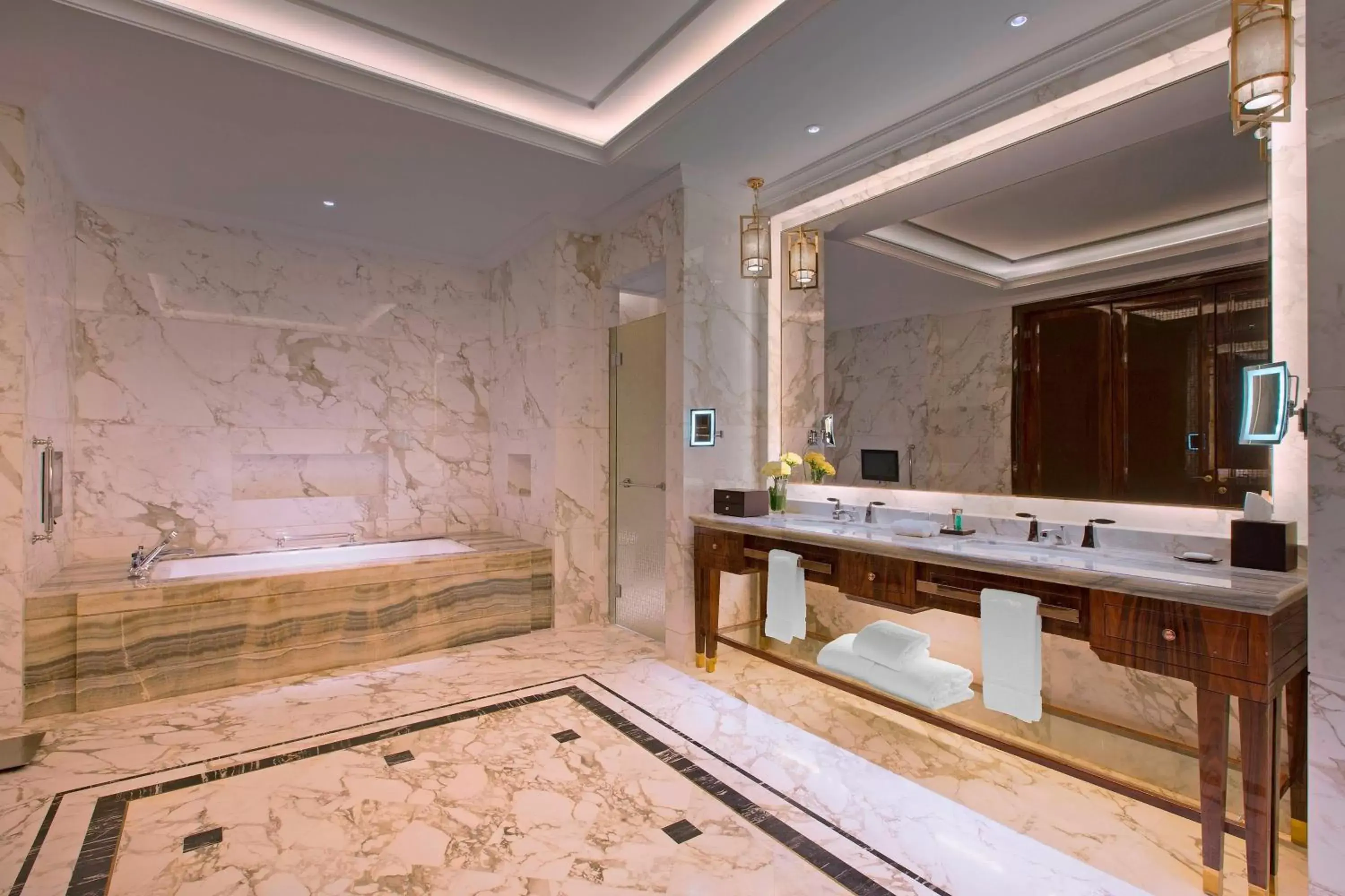 Bathroom in Sheraton Grand Wuhan Hankou Hotel - Let's take a look at the moment of Wuhan