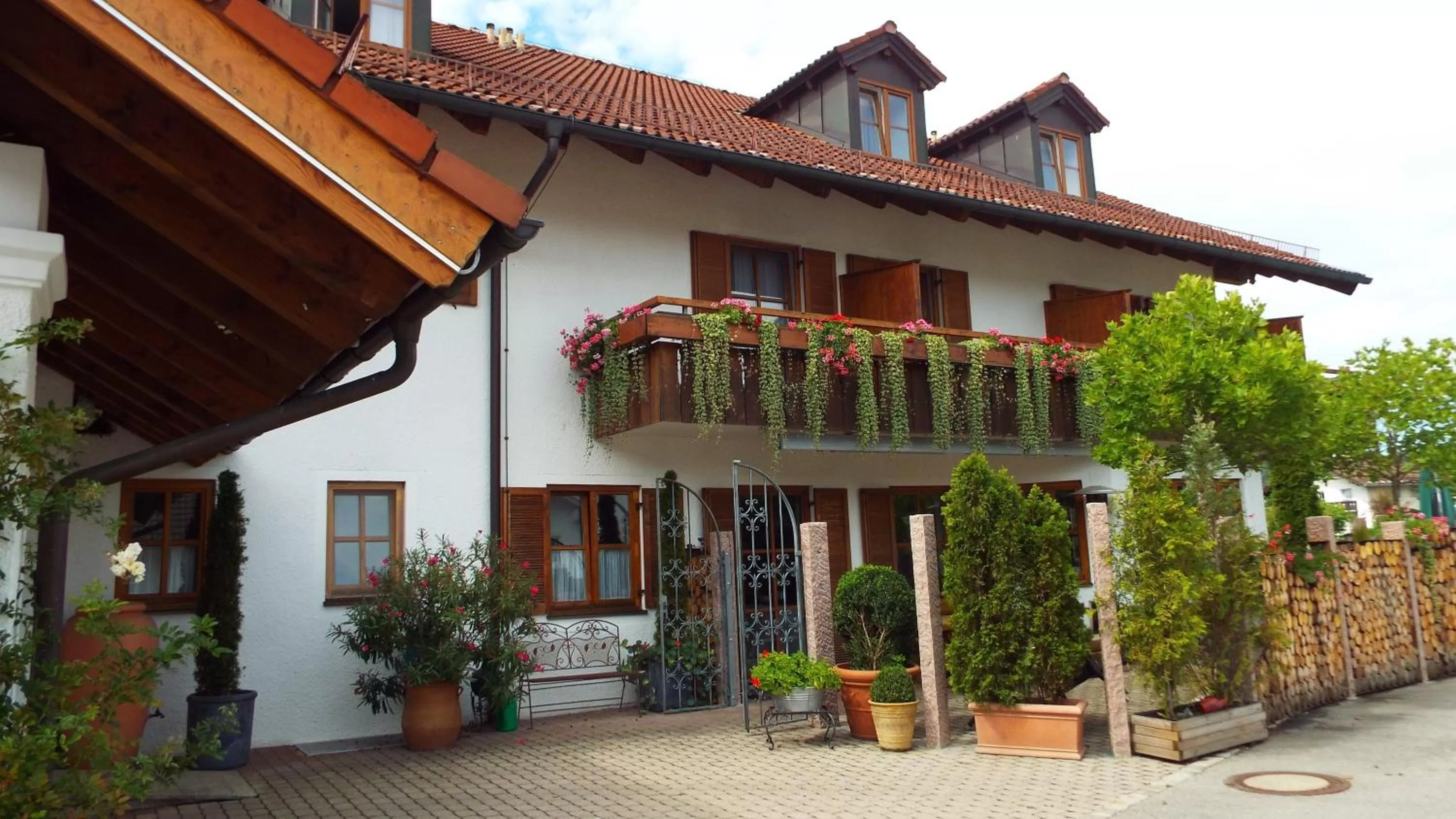 Property building in Hotel Isartaler Hof