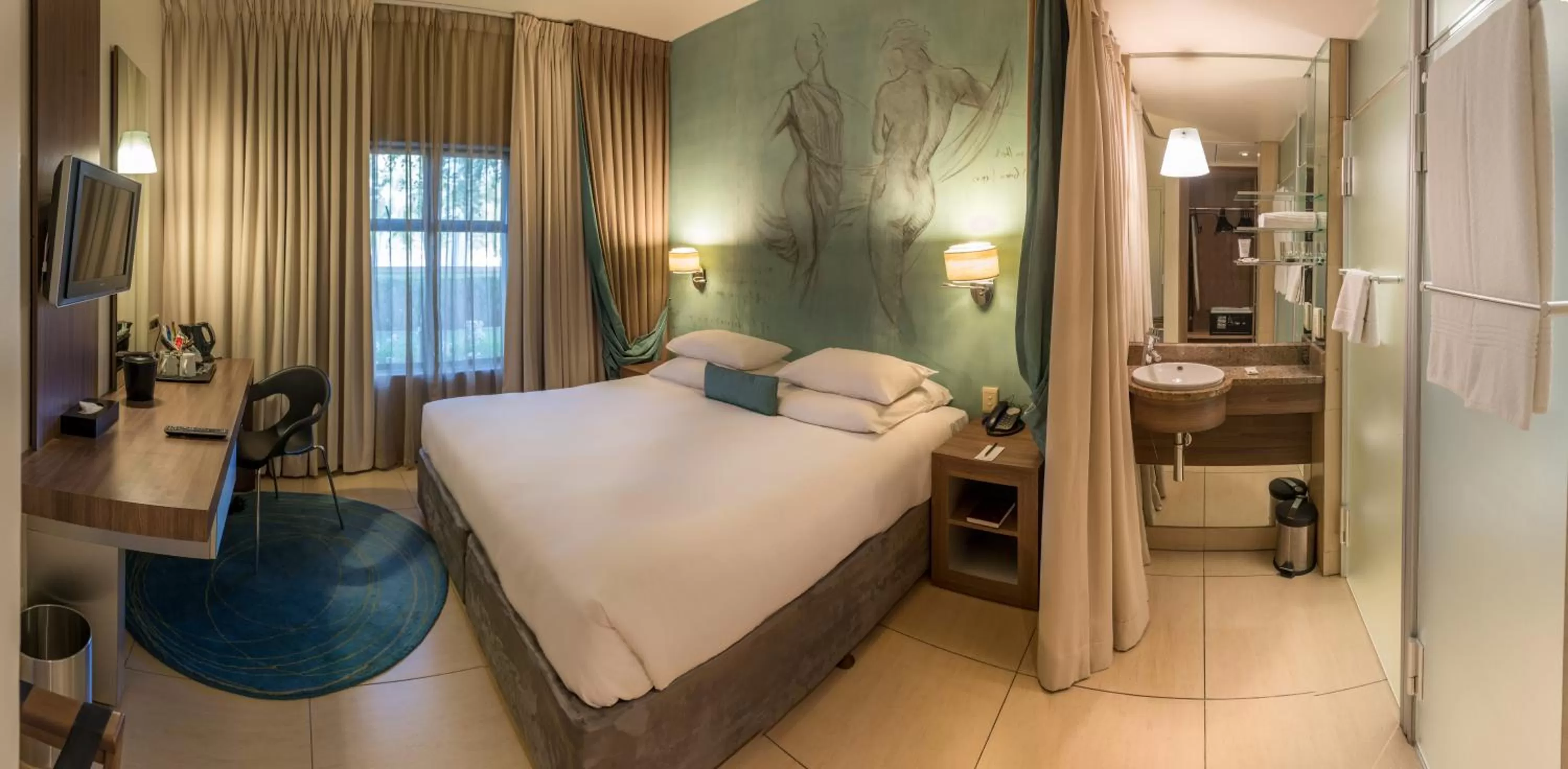 Photo of the whole room, Bed in Metcourt at Emperors Palace