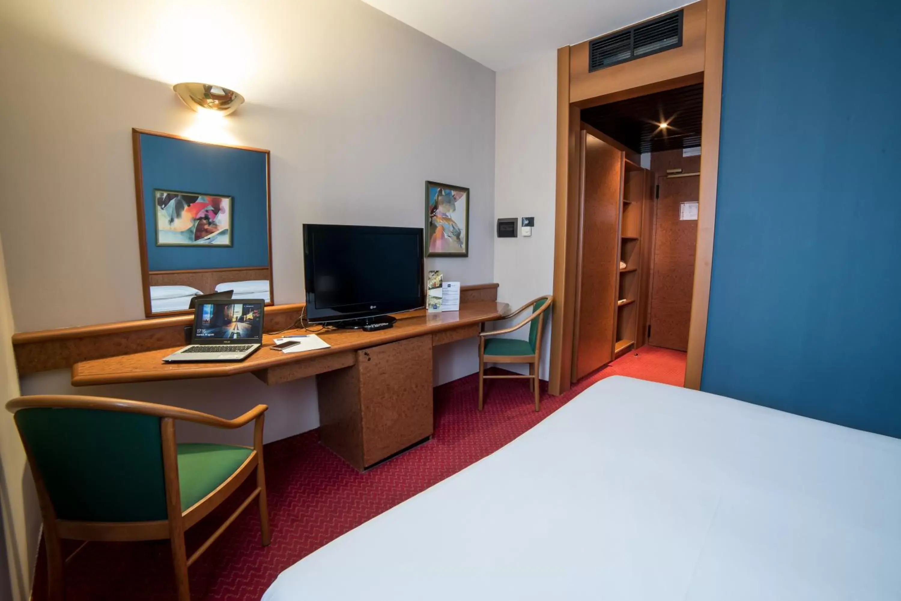 Bedroom, TV/Entertainment Center in Idea Hotel Piacenza