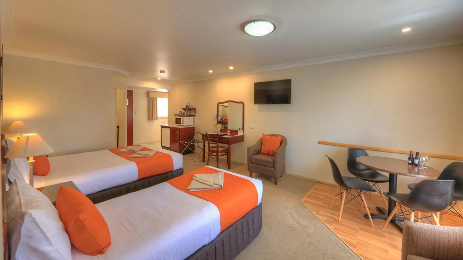 Family Room in Endeavour Court Motor Inn Family Room in Endeavour Court Motor Inn