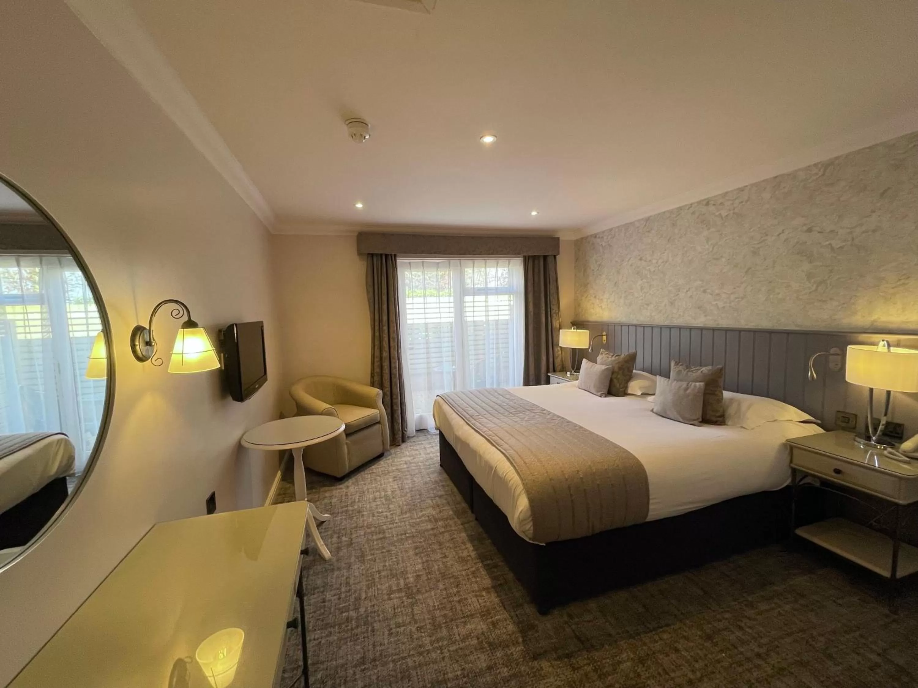 Patio, Bed in Park Farm Hotel