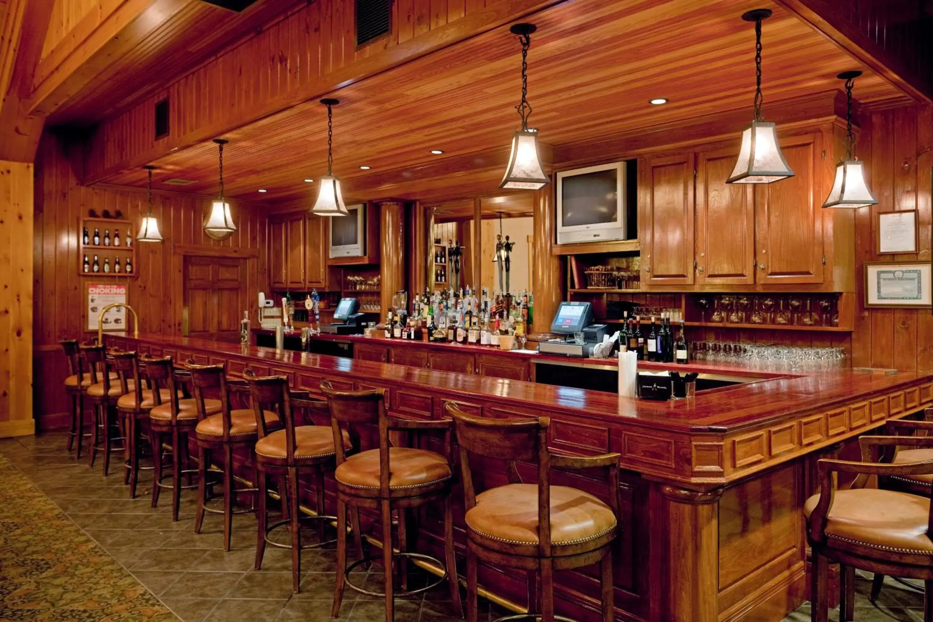 Lounge or bar, Lounge/Bar in Crowne Plaza Lake Placid, an IHG Hotel