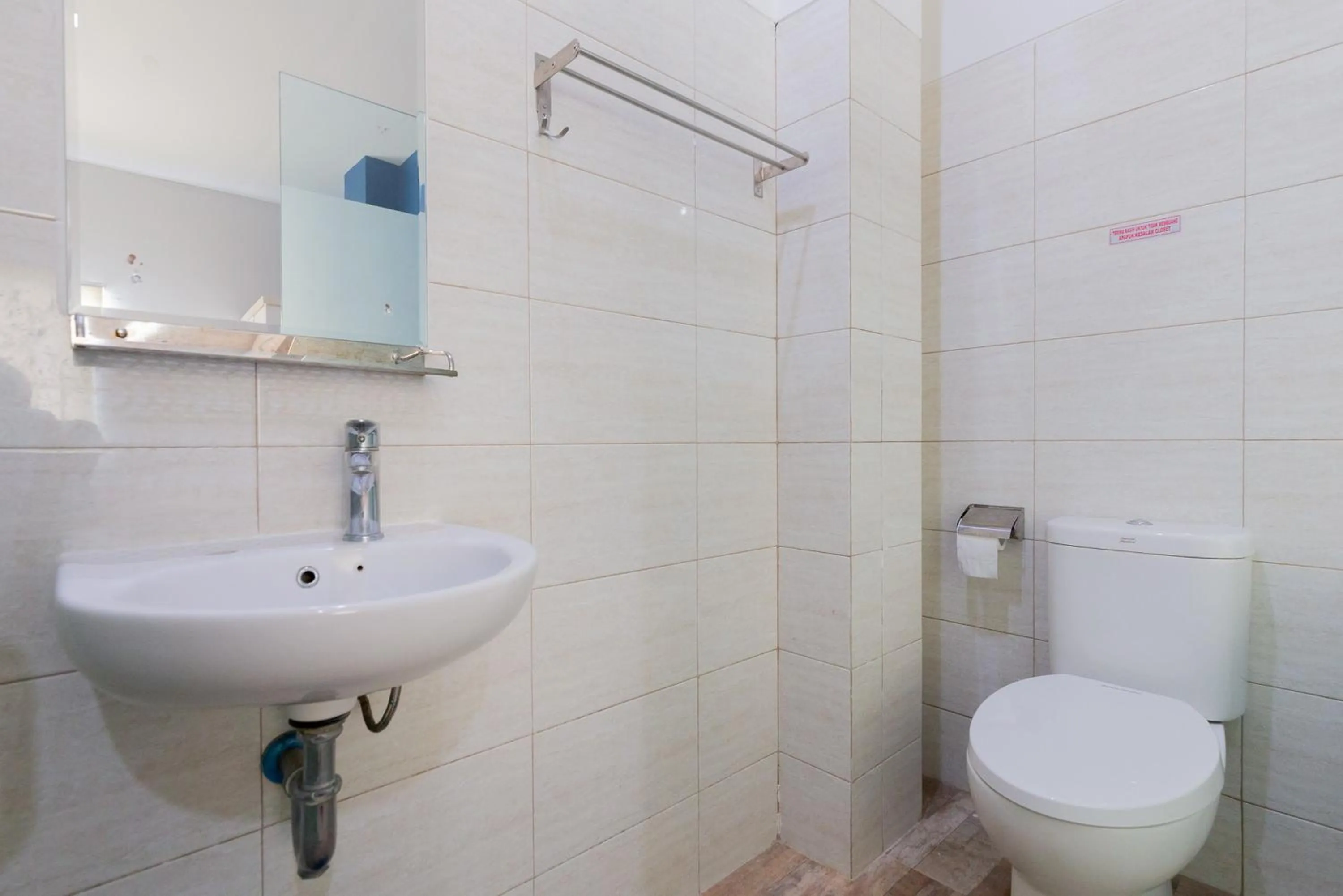 Bathroom in RedDoorz Plus near Living Plaza Jababeka