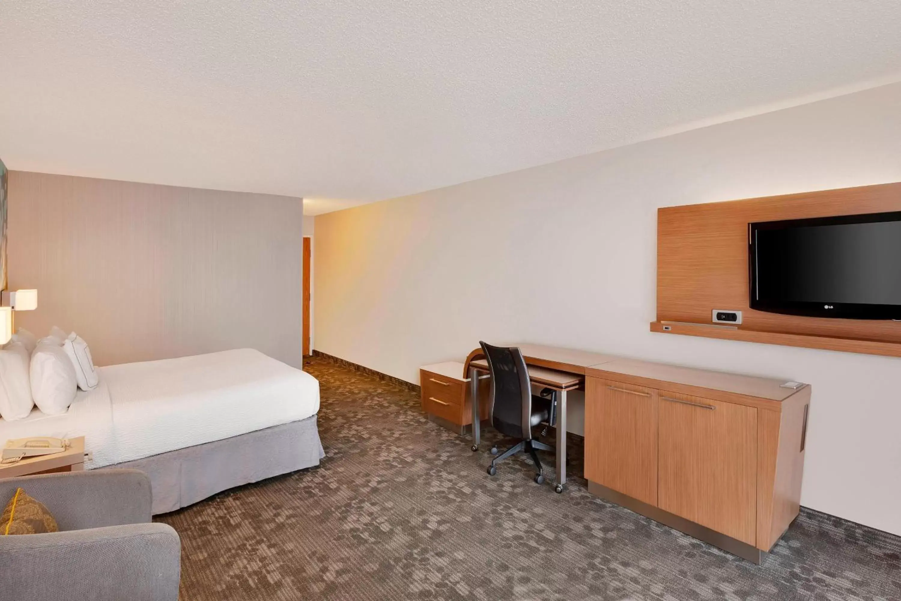 Photo of the whole room, TV/Entertainment Center in Courtyard by Marriott San Antonio Airport/North Star Mall