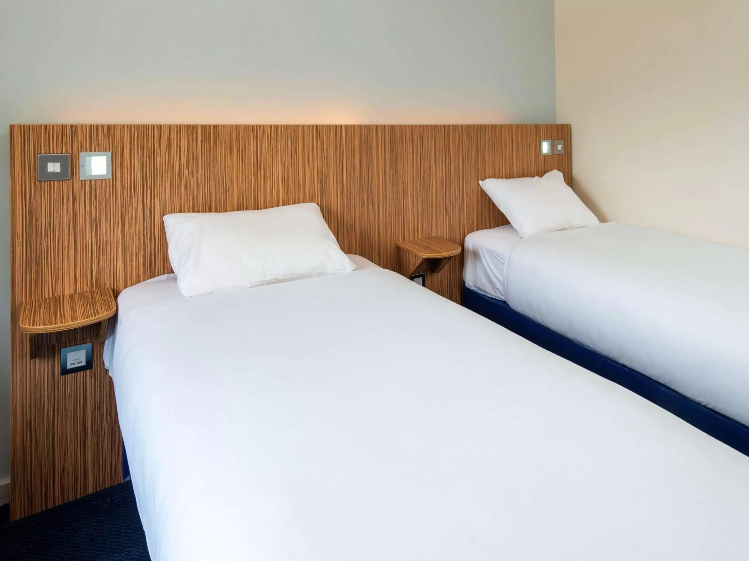 Photo of the whole room, Bed in ibis Budget Portishead Marina