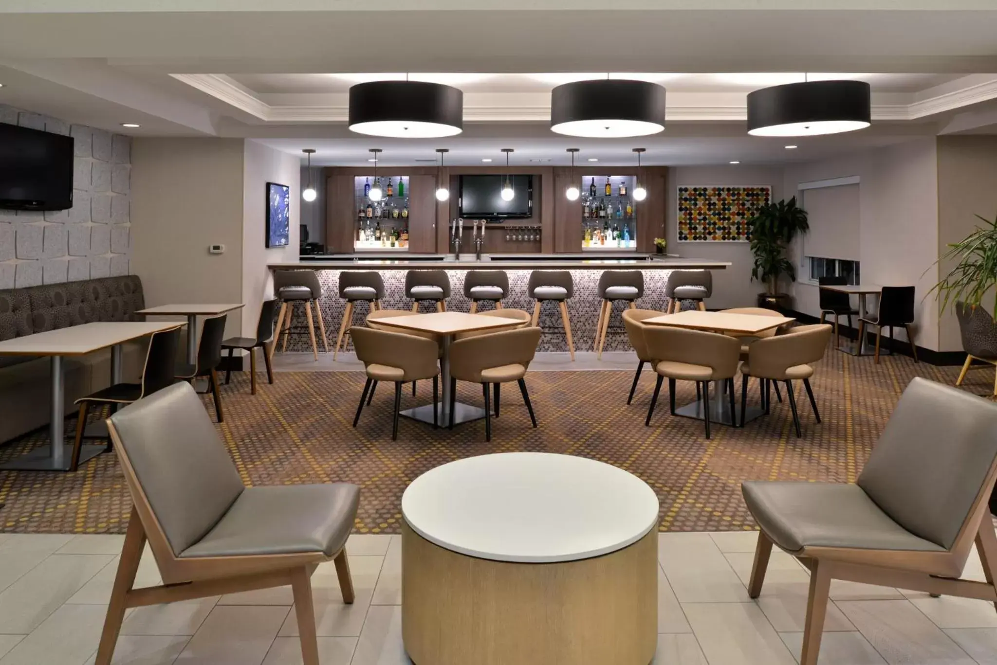 Lounge or bar, Restaurant/Places to Eat in Holiday Inn Hotel & Suites Overland Park-Convention Center, an IHG Hotel