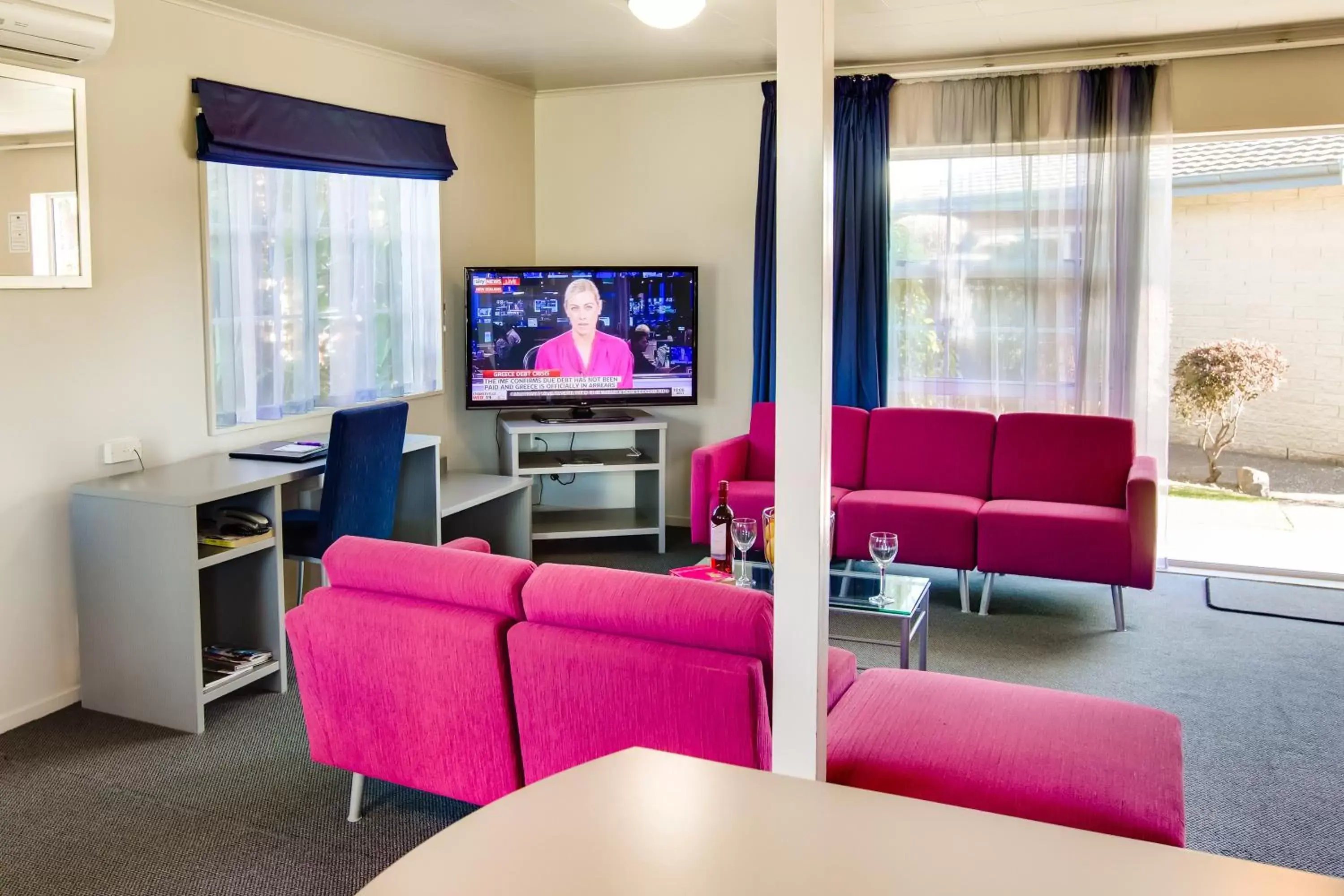 Communal lounge/ TV room, Seating Area in ASURE Colonial Lodge Motel