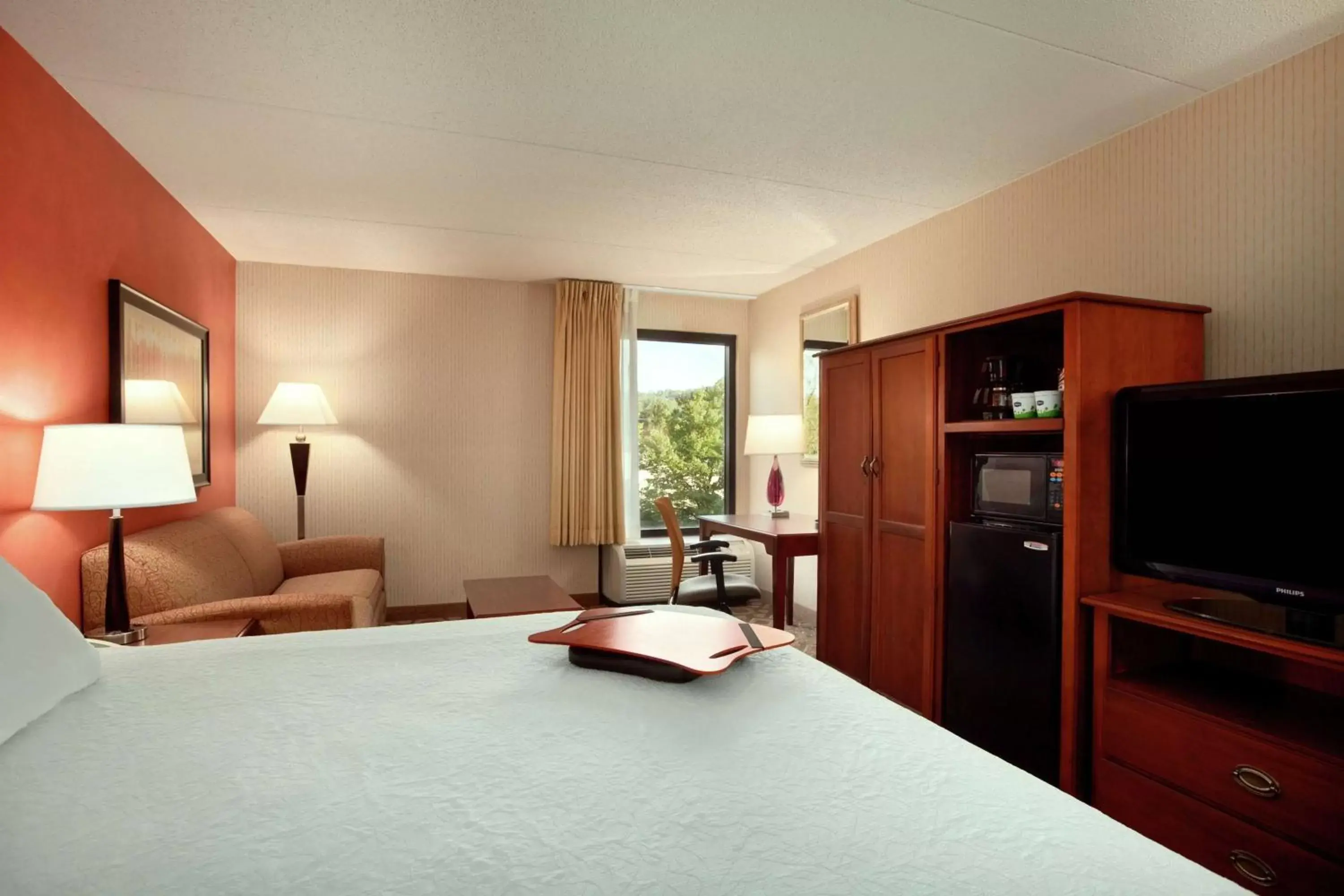 Bedroom, TV/Entertainment Center in Hampton Inn - York