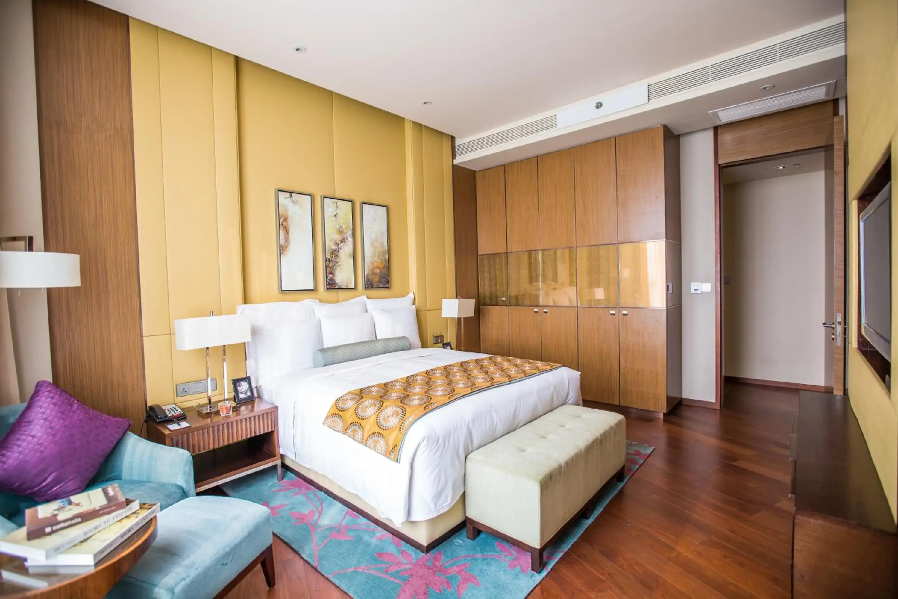 Photo of the whole room, Bed in Marriott Executive Apartment Tianjin Lakeview