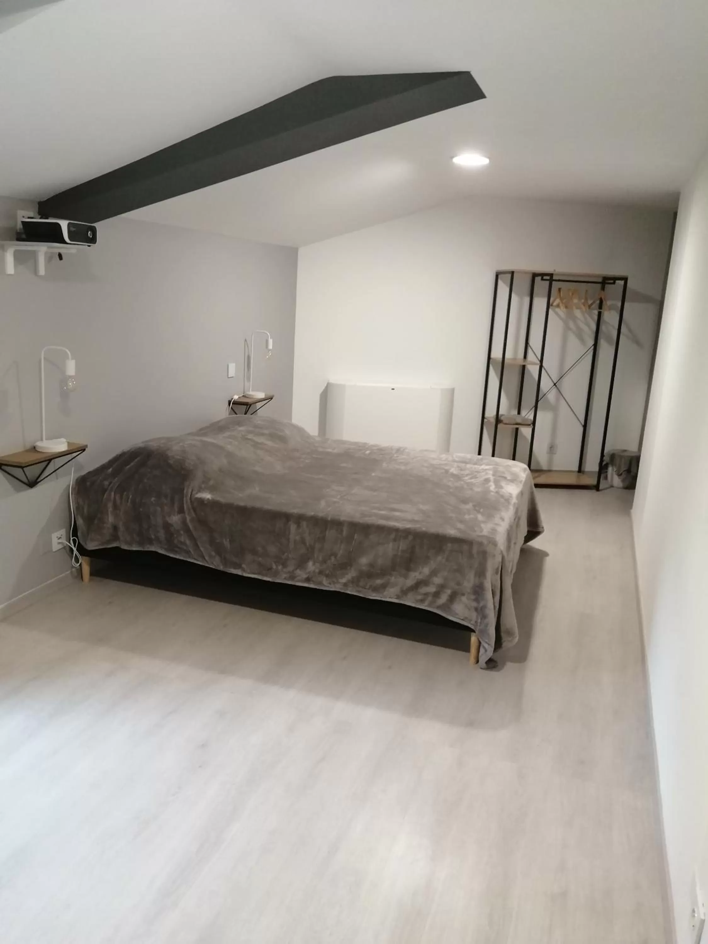 Photo of the whole room, Bed in L'hacienda