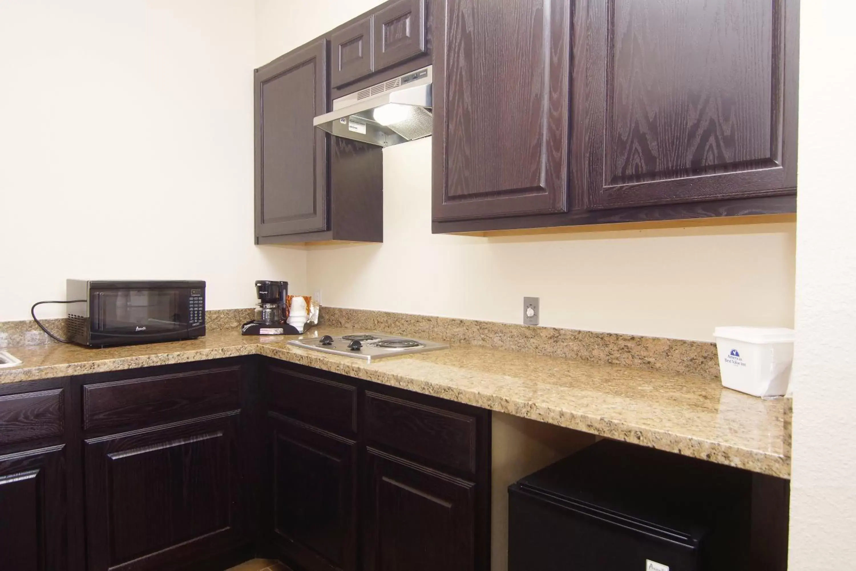 Coffee/tea facilities, Kitchen/Kitchenette in Americas Best Value Inn Cuero